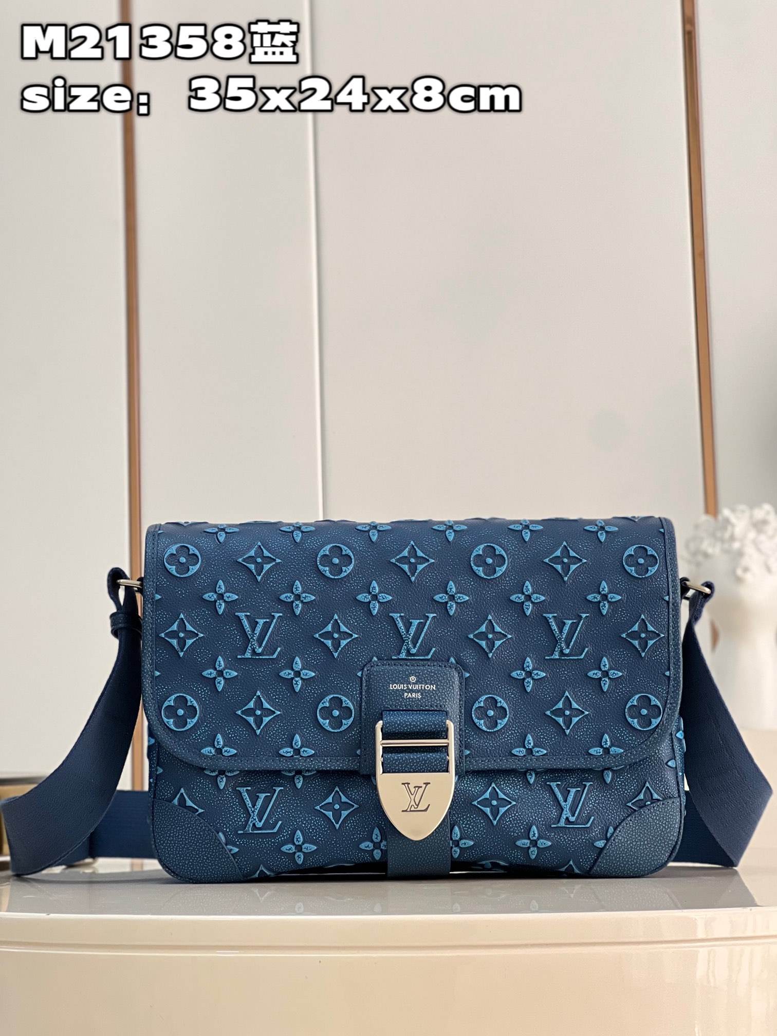 NO:399610,【Exclusive real photo M21358 blue】This Archy medium-sized postal bag is made of cowhide leather, and the Monogram pattern is gradually faded through printing and imprinting, and is matched with reinforced leather bag corners. The removable and adjustable jacquard strap presents the Louis Vuitton logo, and the soft configuration achieves a comfortable carrying experience. Dimensions 35 x 24 x 8 cm (length x height x width) Z.850, LV [original leather], louis vuitton, louis vuitton, cowhide19860909【独家实拍 M21358蓝】本款 Archy 中号邮差包取材牛皮革,通过印花和压印工艺呈现 Monogram 图案的逐渐淡出,搭配加固皮革包角.可拆卸并调节的提花肩带呈现路易威登标识,柔软构型实现舒适背携体验.尺寸35 x 24 x 8 厘米 (长度 x 高 x 宽) Z.850,LV【原厂皮】,louis vuitton,louis vuitton,cowhide,Bag