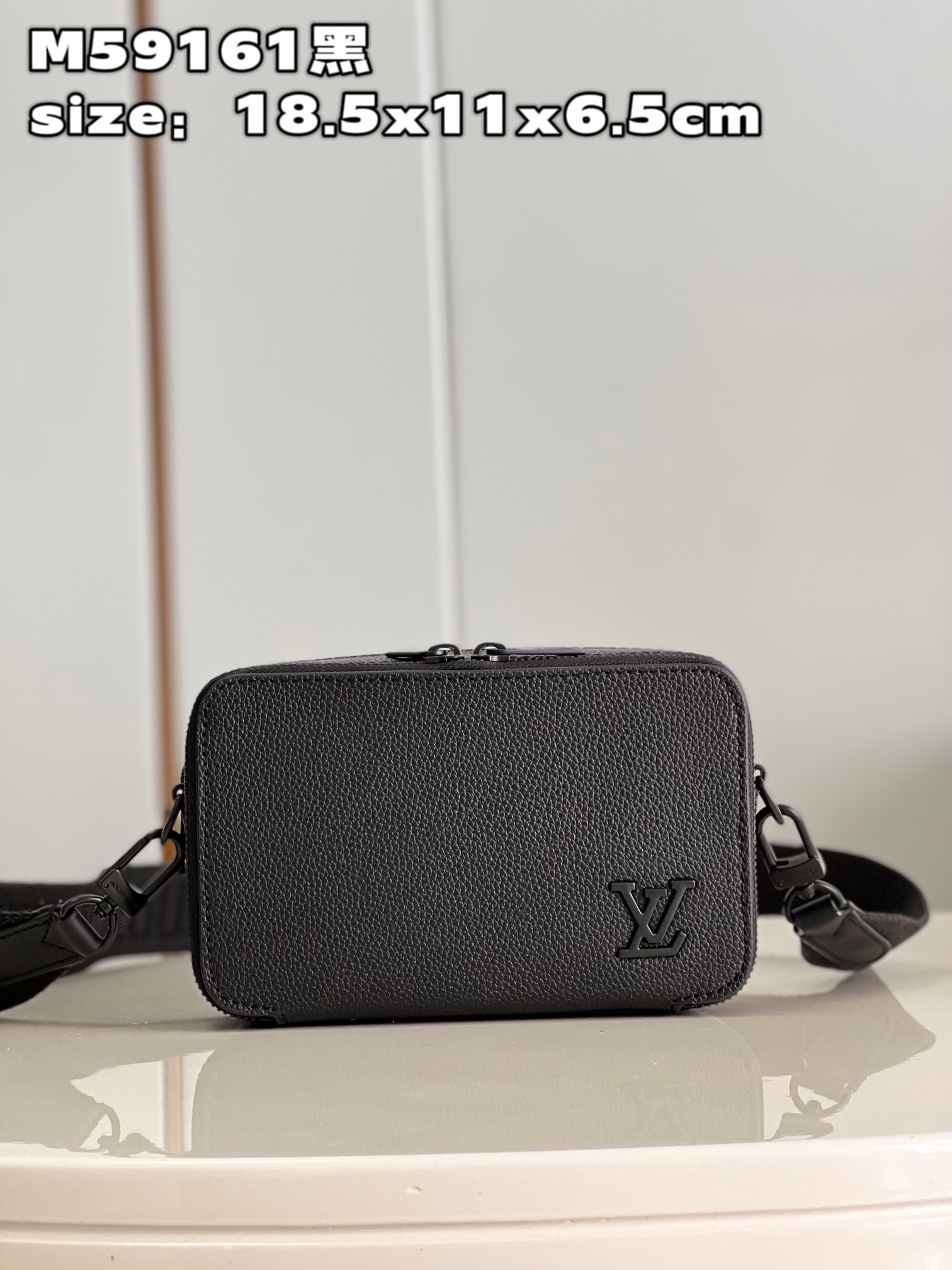 NO:399613,【Exclusive real photo M59161 black】This Alpha Wearable wallet is made of grained cowhide leather and metal parts, equipped with removable or adjustable shoulder straps. The organ structure can accommodate mobile phones, cash, cards and other carry-on items. Detailed features 18.5 x 11 x 6.5 cm (length x height x width) z.700,LV【original leather】,louis vuitton,loro piana,cowhide19860909【独家实拍 M59161黑】本款 Alpha Wearable 钱夹取材粒面牛皮革和金属件,配有可拆卸或调节的肩带.风琴结构可容纳手机、现金、卡片和其他随身小物.详细特征18.5 x 11 x 6.5 厘米 (长度 x 高 x 宽) z.700,LV【原厂皮】,louis vuitton,loro piana,cowhide,Bag