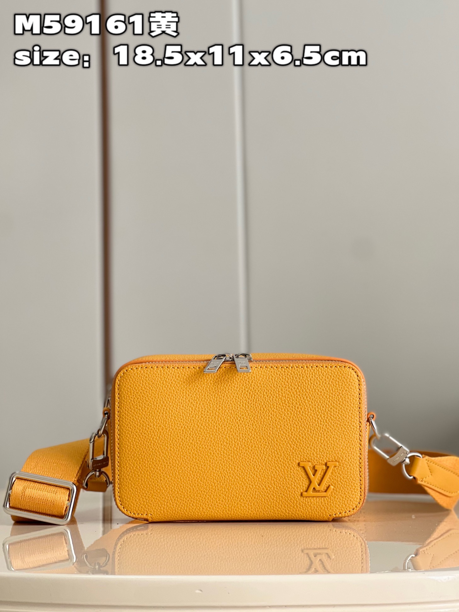 NO:399622,【Exclusive real photo M59161 yellow】This Alpha Wearable wallet is made of grained cowhide leather and metal parts, equipped with removable or adjustable shoulder straps. The organ structure can accommodate mobile phones, cash, cards and other carry-on items. Detailed features 18.5 x 11 x 6.5 cm (length x height x width) z.700,LV【original leather】,louis vuitton,loro piana,cowhide19860909【独家实拍 M59161黄】本款 Alpha Wearable 钱夹取材粒面牛皮革和金属件,配有可拆卸或调节的肩带.风琴结构可容纳手机、现金、卡片和其他随身小物.详细特征18.5 x 11 x 6.5 厘米 (长度 x 高 x 宽) z.700,LV【原厂皮】,louis vuitton,loro piana,cowhide,Bag