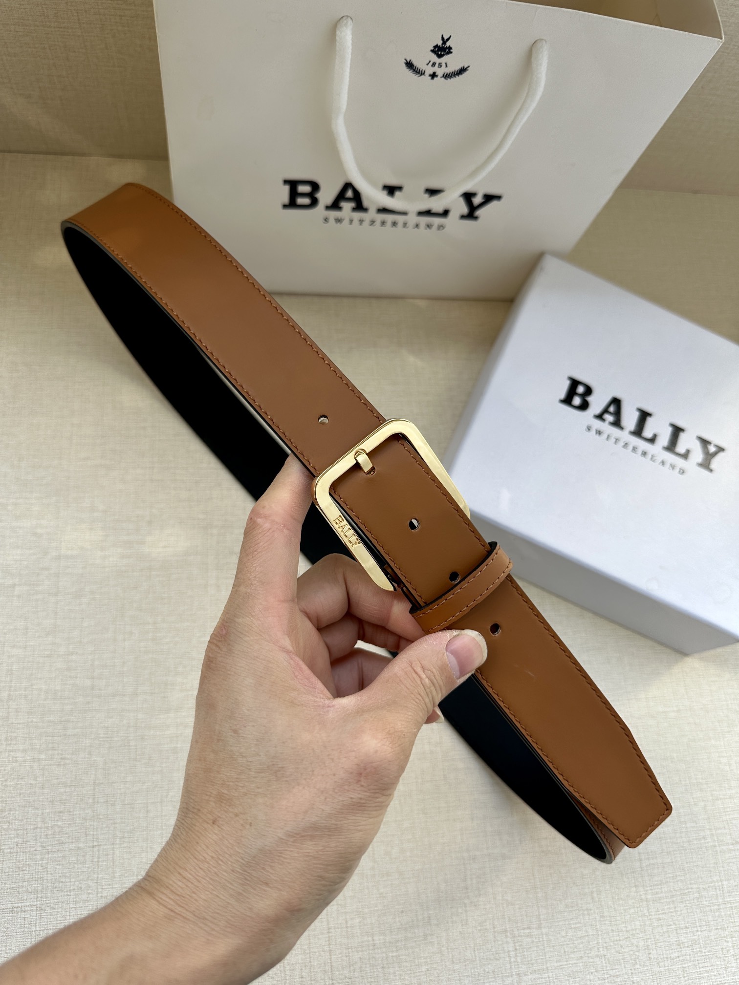 BALLY巴利皮带专柜同款这款Copper34mm配镌刻Bally标识的搭扣彰显Bally运动风情一款全