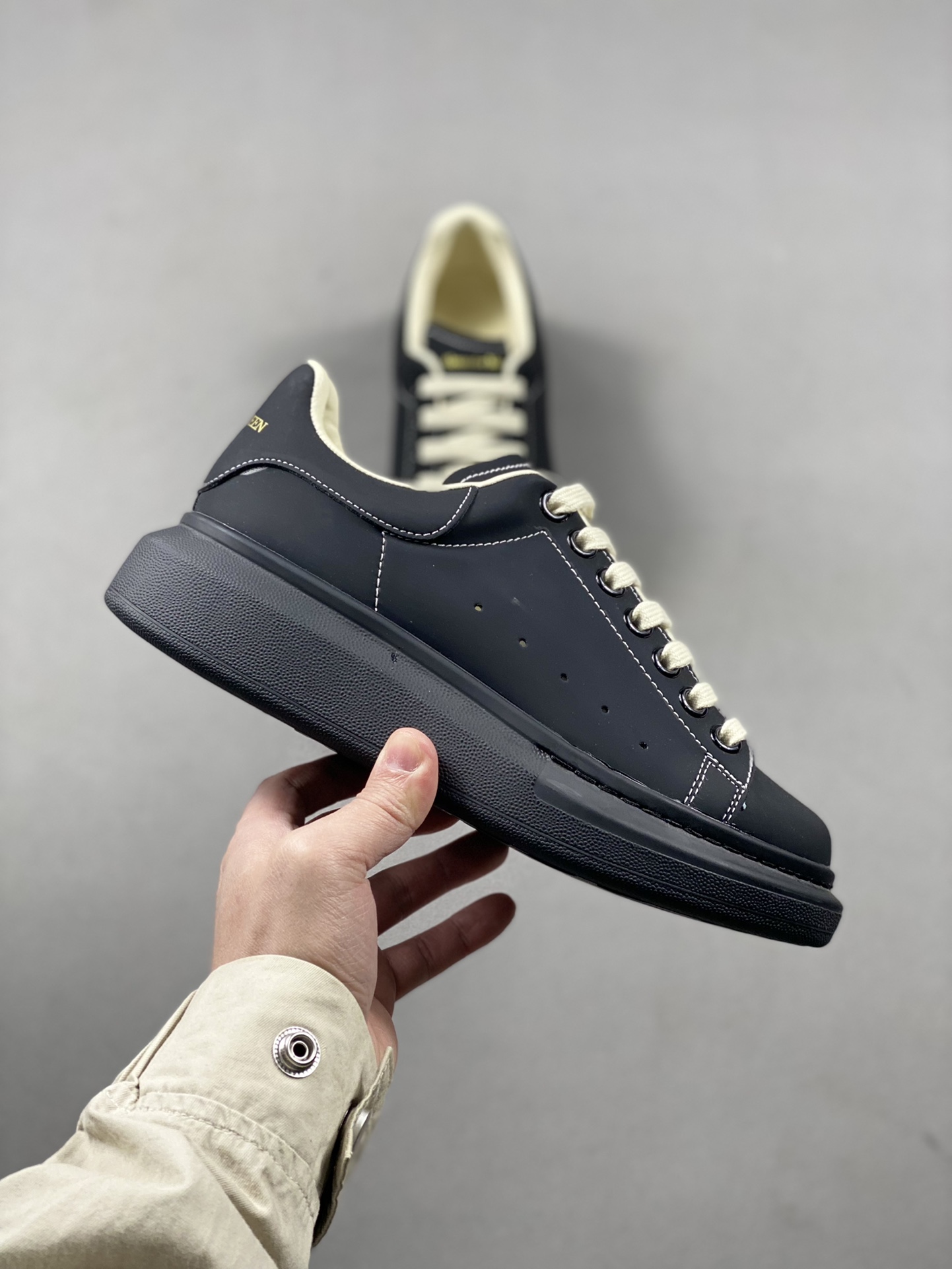 Italian high-end luxury brand Alexander McQueen Alexander McQueen Sole Leather Sneakers low-top fashion thick-soled casual sports white shoes