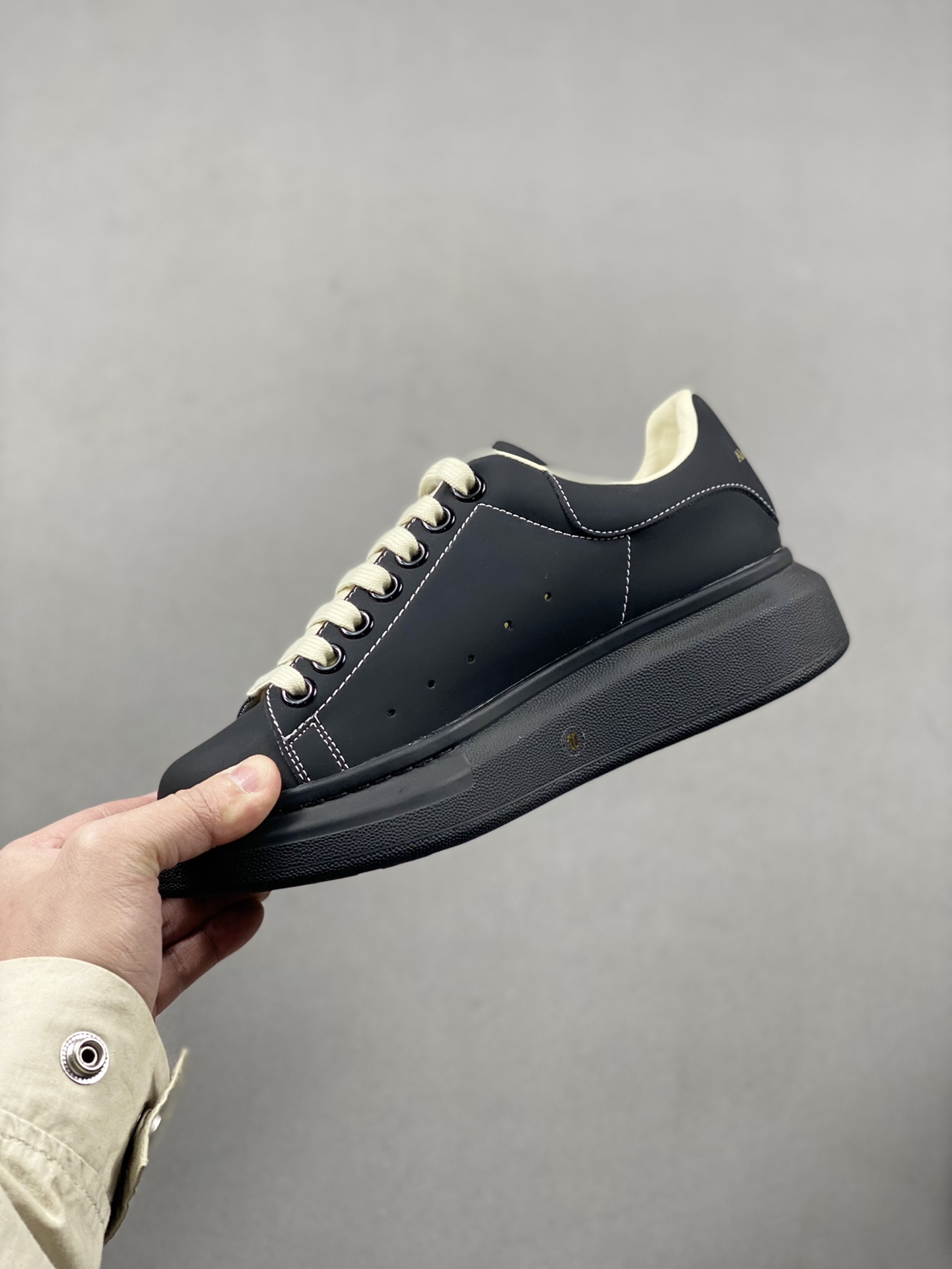 Italian high-end luxury brand Alexander McQueen Alexander McQueen Sole Leather Sneakers low-top fashion thick-soled casual sports white shoes