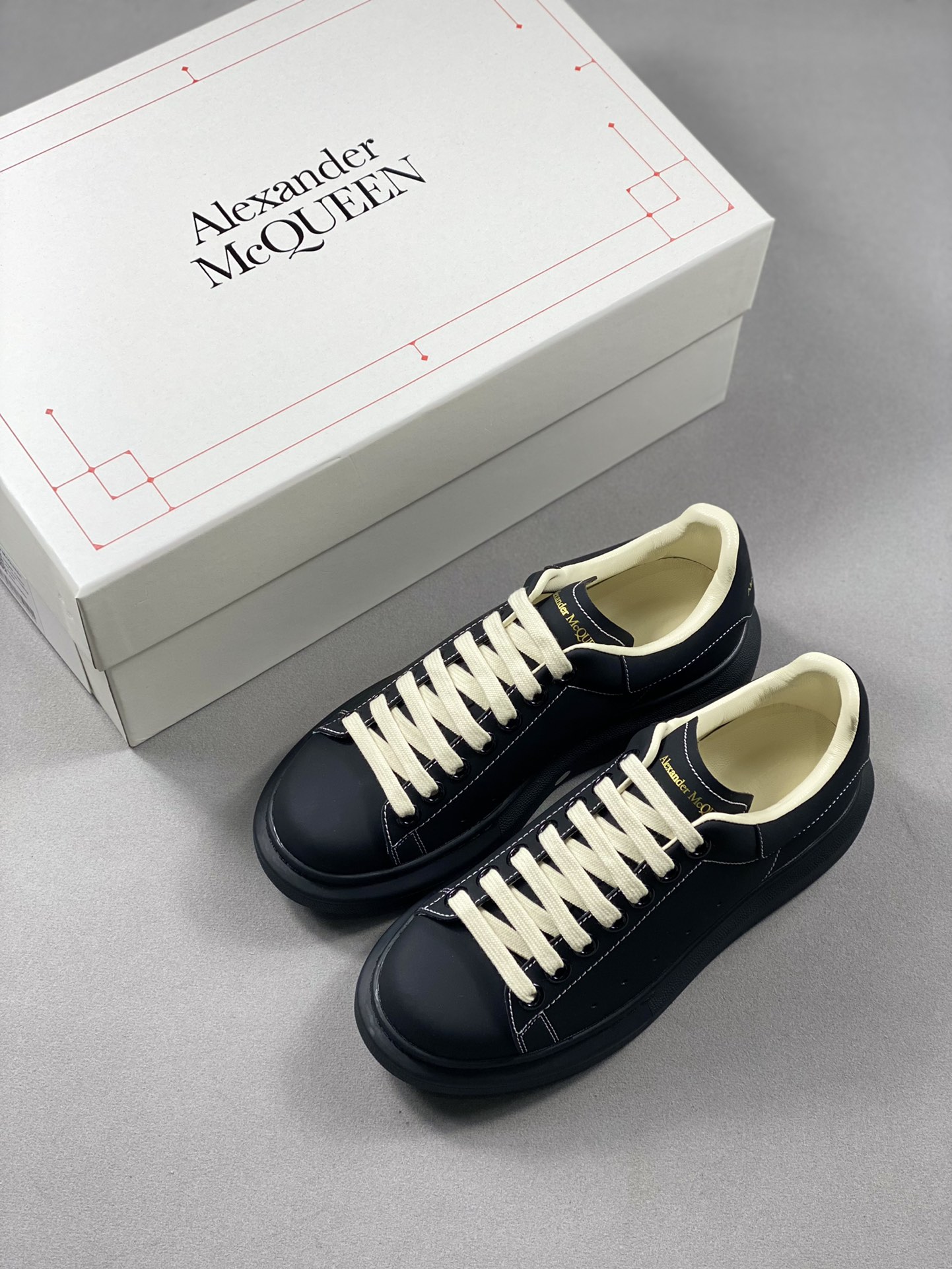 Italian high-end luxury brand Alexander McQueen Alexander McQueen Sole Leather Sneakers low-top fashion thick-soled casual sports white shoes