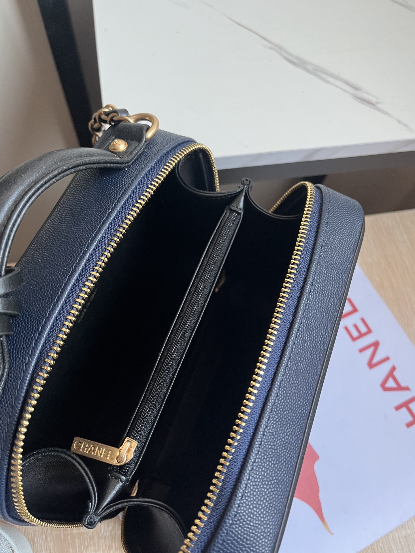 ️💕Chane 型号93343#Vanity case 2020SS复古化妆包相机包,在原有的元素上加入了新的创意 多了链条设计 8