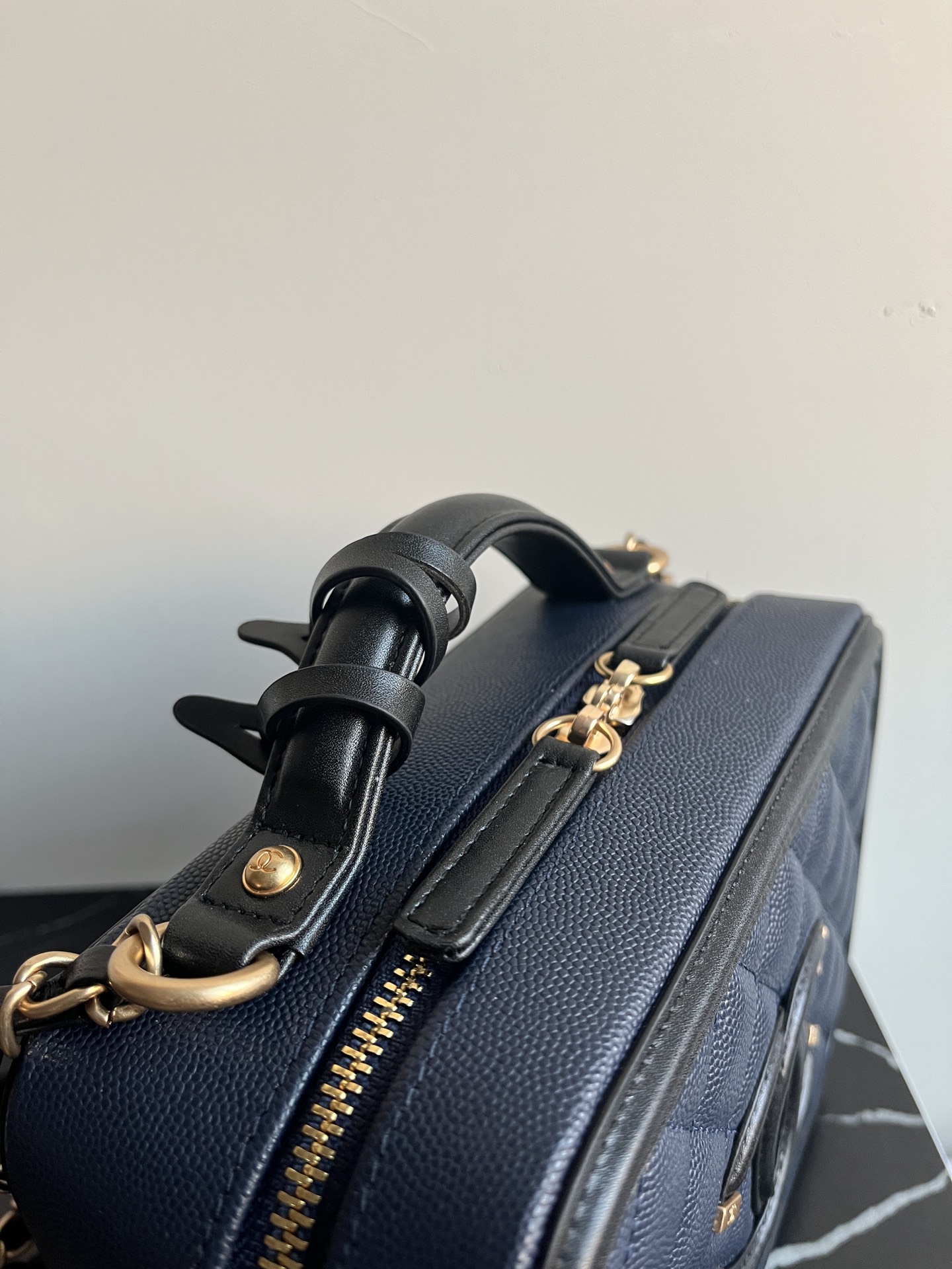 ️💕Chane 型号93343#Vanity case 2020SS复古化妆包相机包,在原有的元素上加入了新的创意 多了链条设计 6