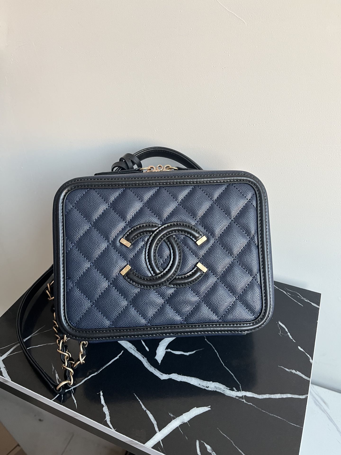 ️💕Chane 型号93343#Vanity case 2020SS复古化妆包相机包,在原有的元素上加入了新的创意 多了链条设计 3