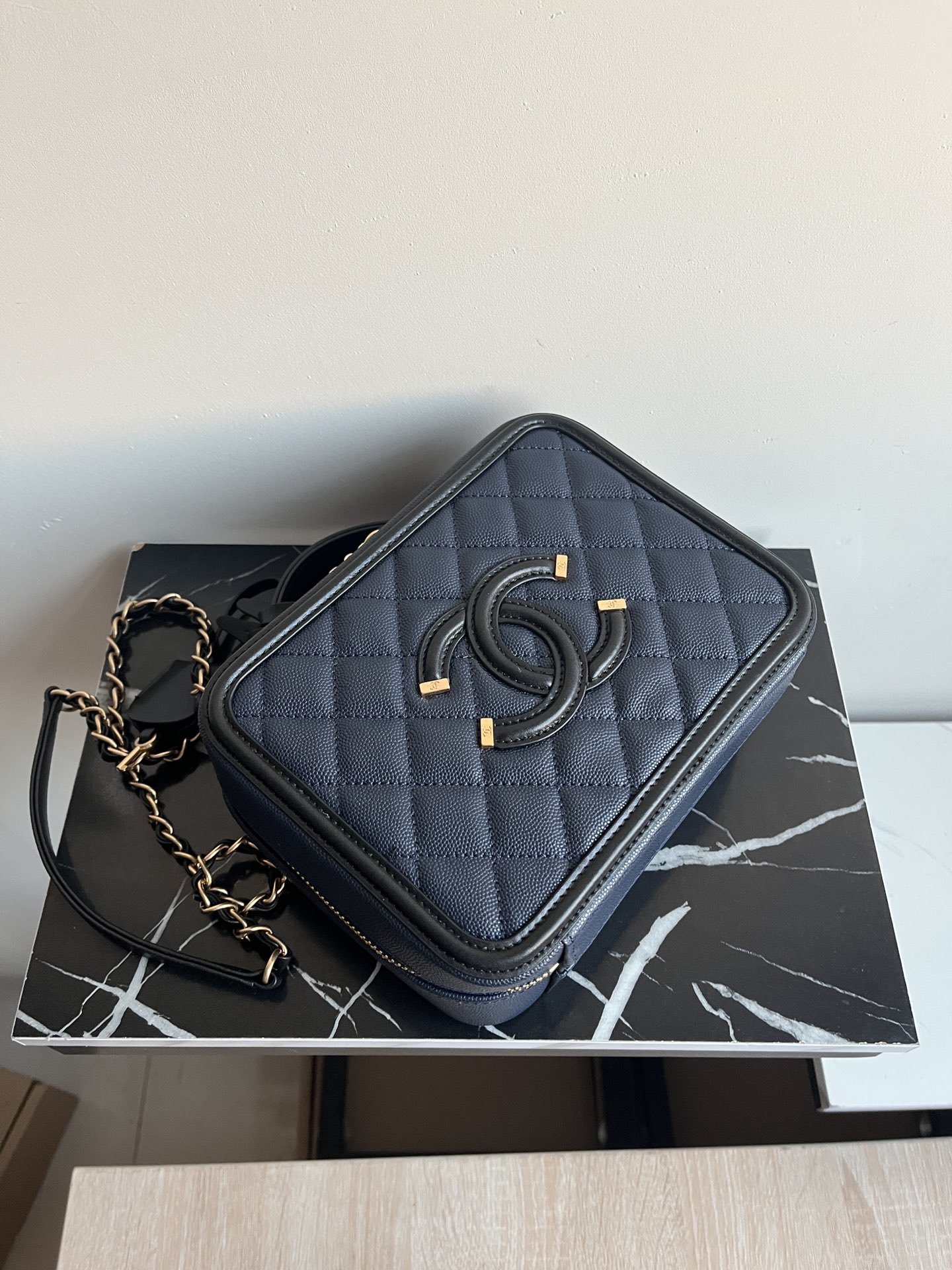 ️💕Chane 型号93343#Vanity case 2020SS复古化妆包相机包,在原有的元素上加入了新的创意 多了链条设计 4