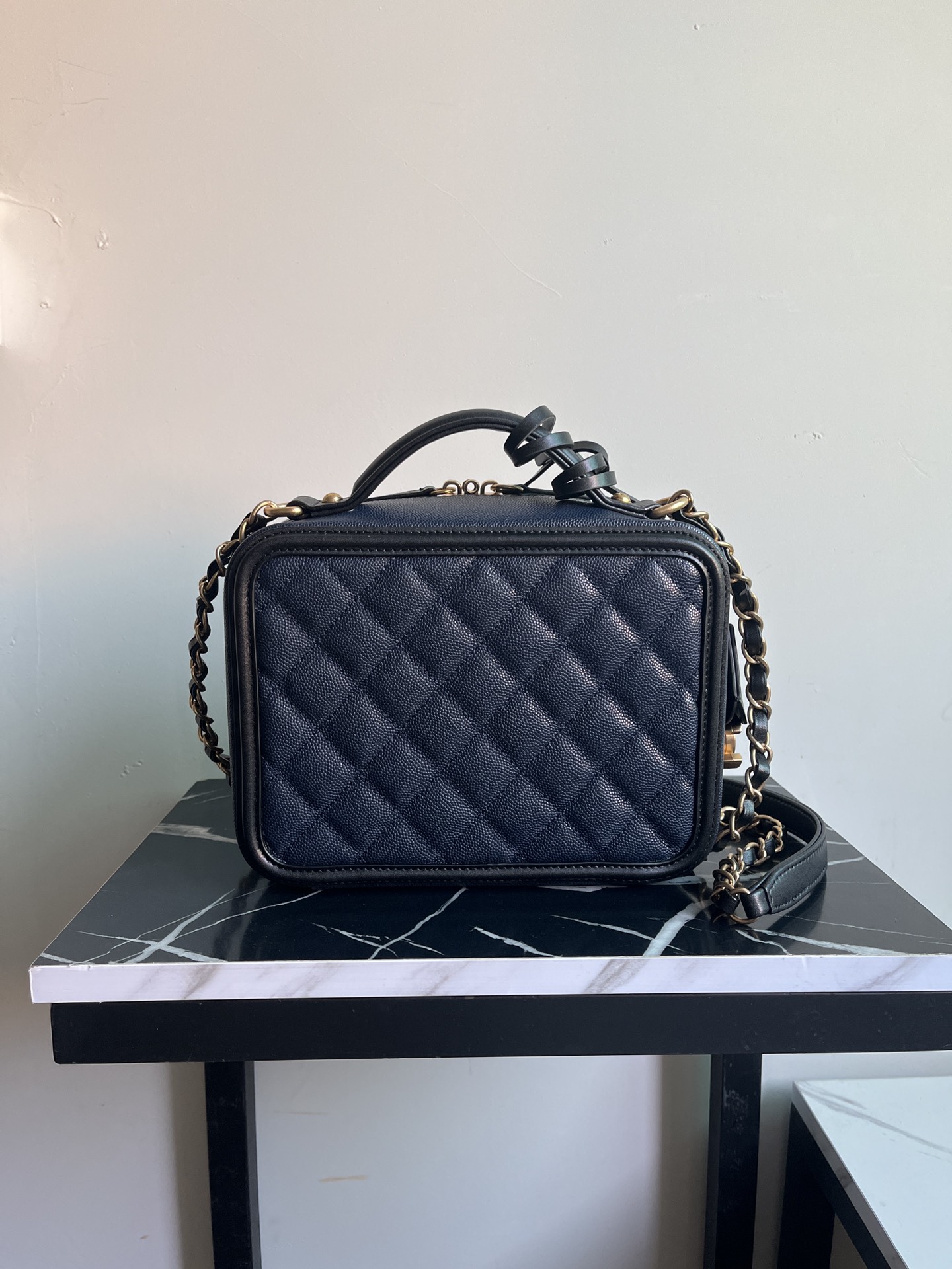 ️💕Chane 型号93343#Vanity case 2020SS复古化妆包相机包,在原有的元素上加入了新的创意 多了链条设计 2