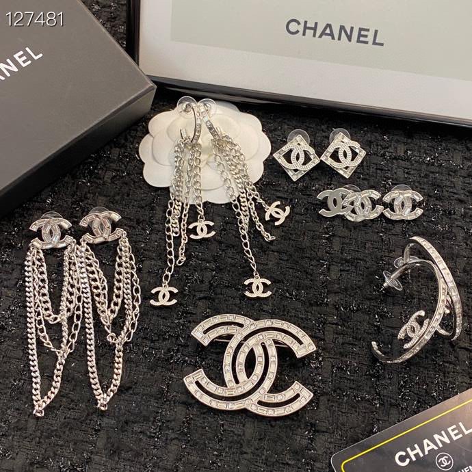  编码E1736   
🛍耳钉热销款火爆上新❣
🛍同步专柜‼️独家高端品质实拍图‼️代购级别‼️做工精致