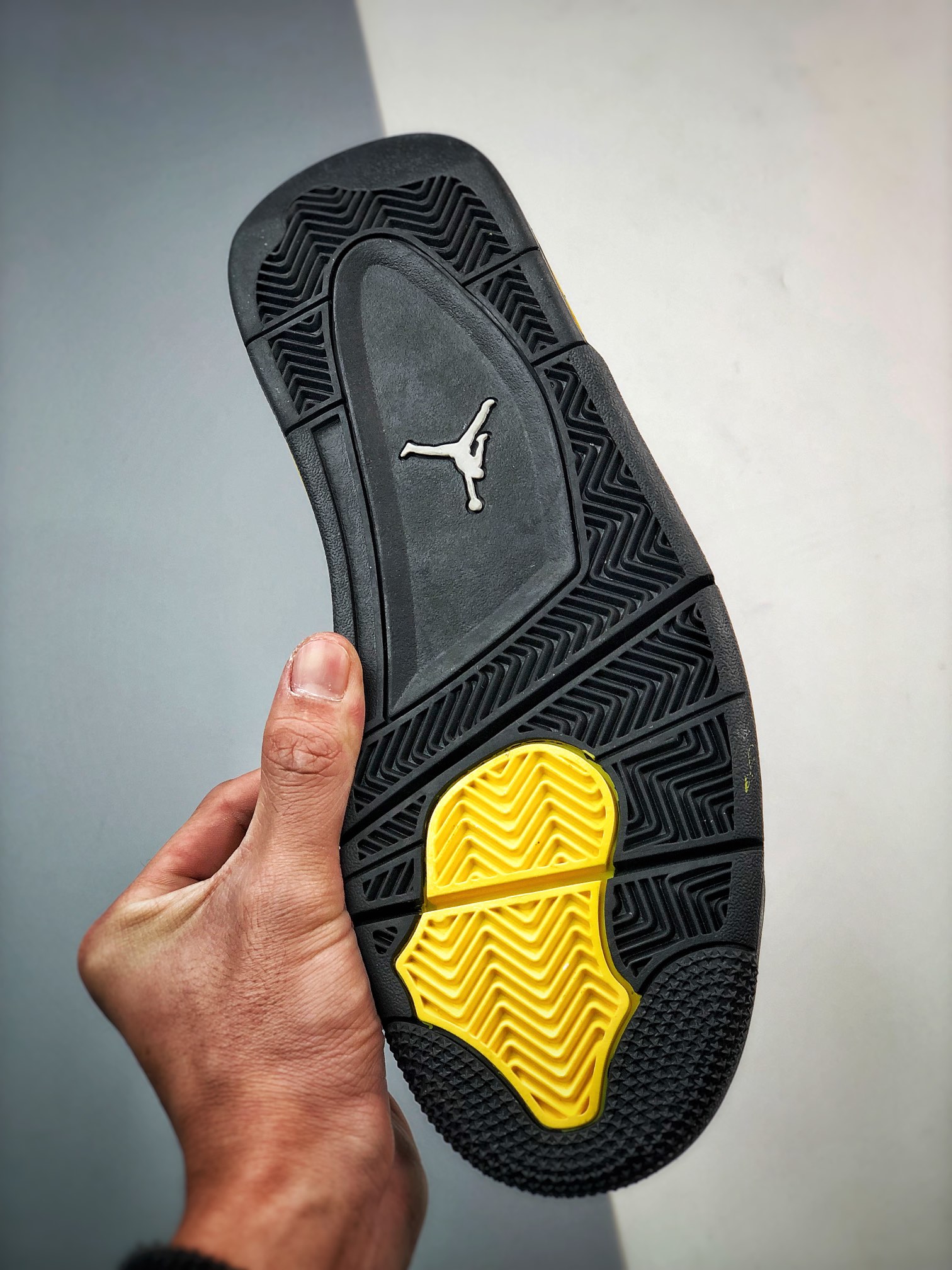240  Air Jordan 4 Retro“Thunder” 黑黄雷神配色 DH6927-017