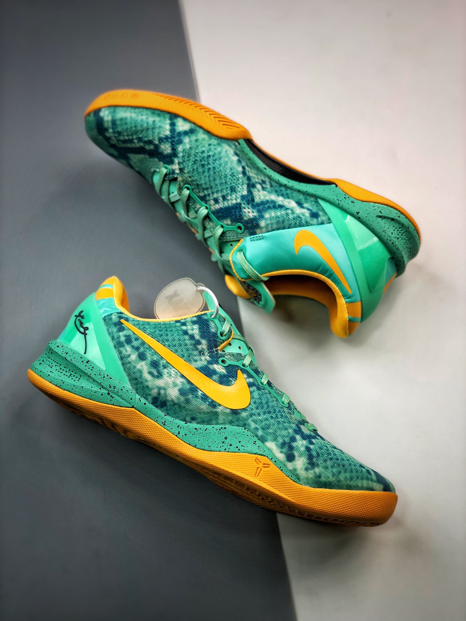 350 Nike Kobe 8 ”Green Glow” 灭世纯原第六弹555035-304