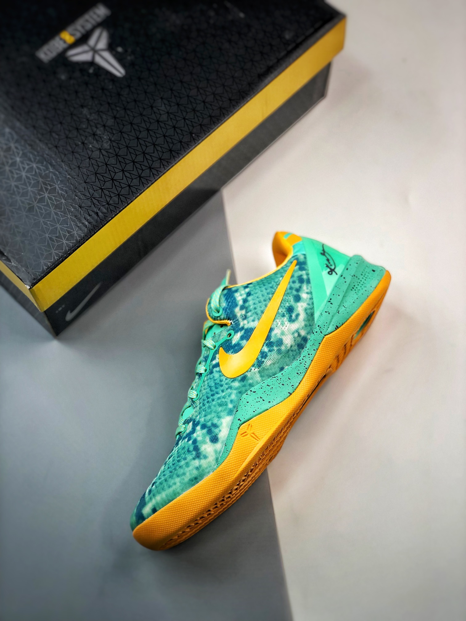 350 Nike Kobe 8 ”Green Glow” 灭世纯原第六弹555035-304