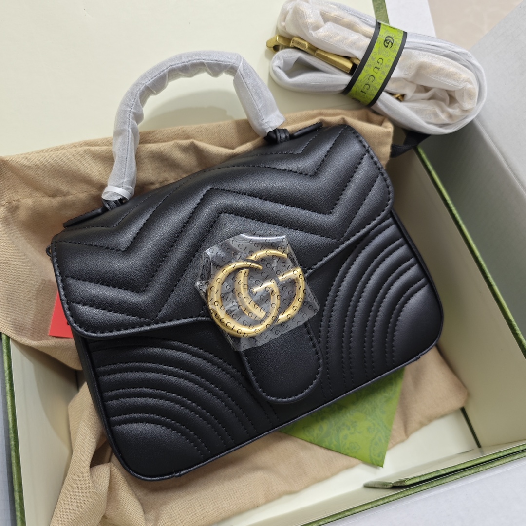 GUCCI marmont 邮差包💰280 它的流行一直从未停止过，没有比它更好 看的邮差包了，双G街缝迷你手提单肩斜挎链条包，经典双G标志，背面爱心设计，让整个包添了一些少女的可爱气息，手提设计，让你拥有不同的背法！ 规格：21*15*8cm 精致包装