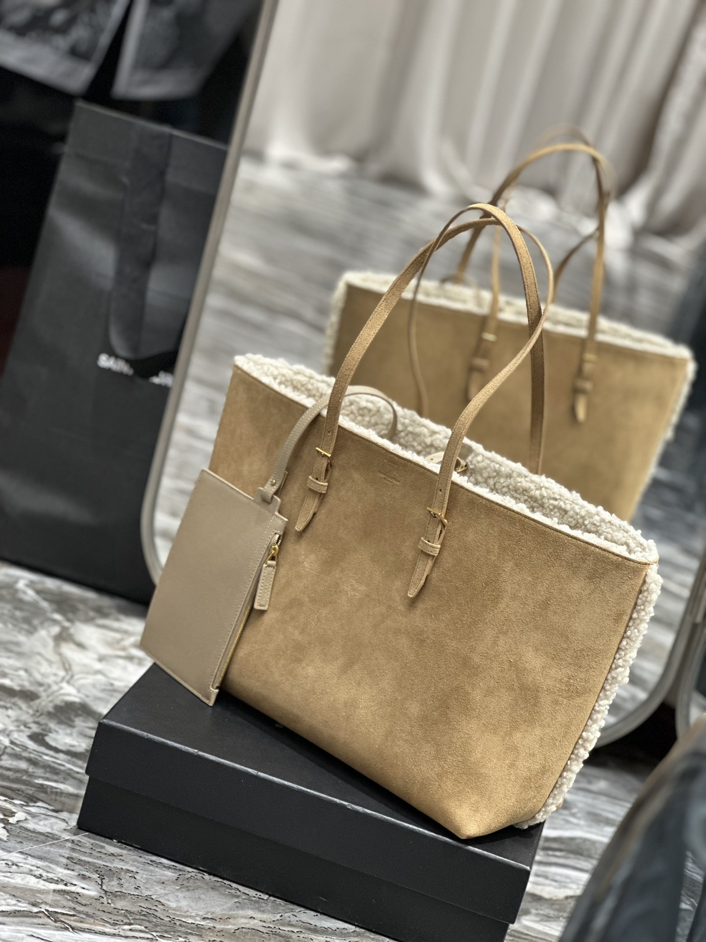 ShoPPingtotebag_购物袋羊羔毛秋冬的感觉来la皮毛一体暖乎乎专柜限量推出精工细活的打造出这