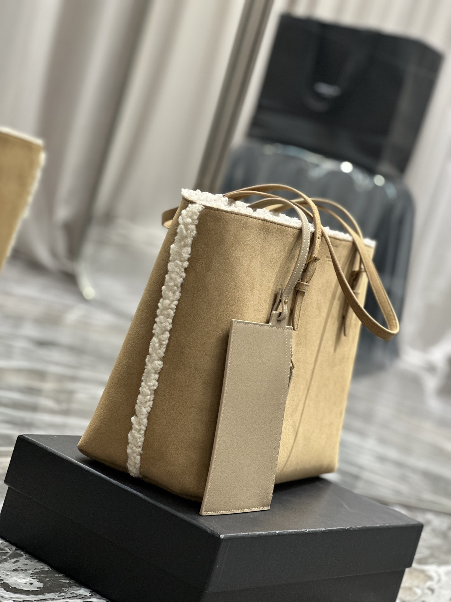 ShoPPingtotebag_购物袋羊羔毛秋冬的感觉来la皮毛一体暖乎乎专柜限量推出精工细活的打造出这