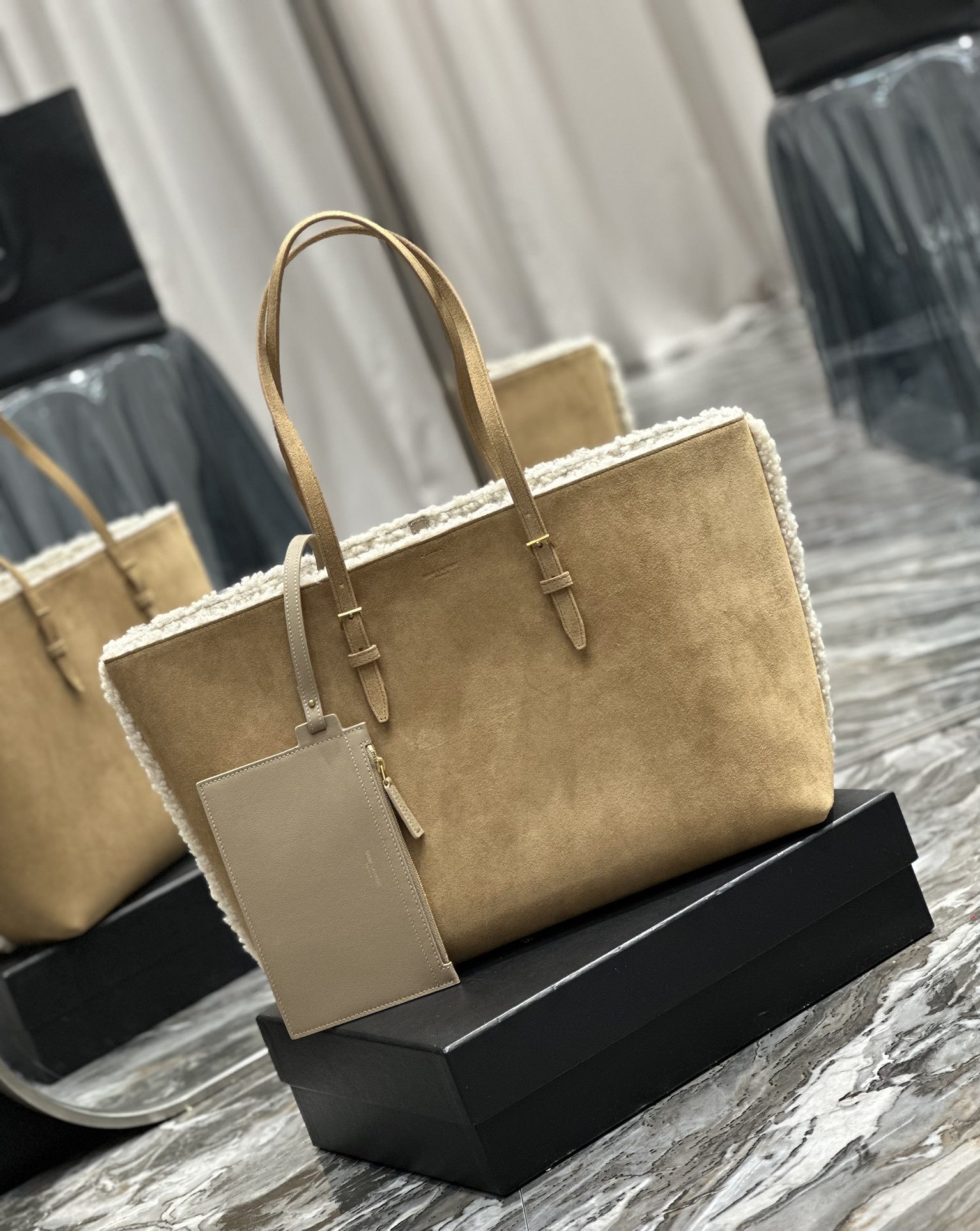 ShoPPingtotebag_购物袋羊羔毛秋冬的感觉来la皮毛一体暖乎乎专柜限量推出精工细活的打造出这