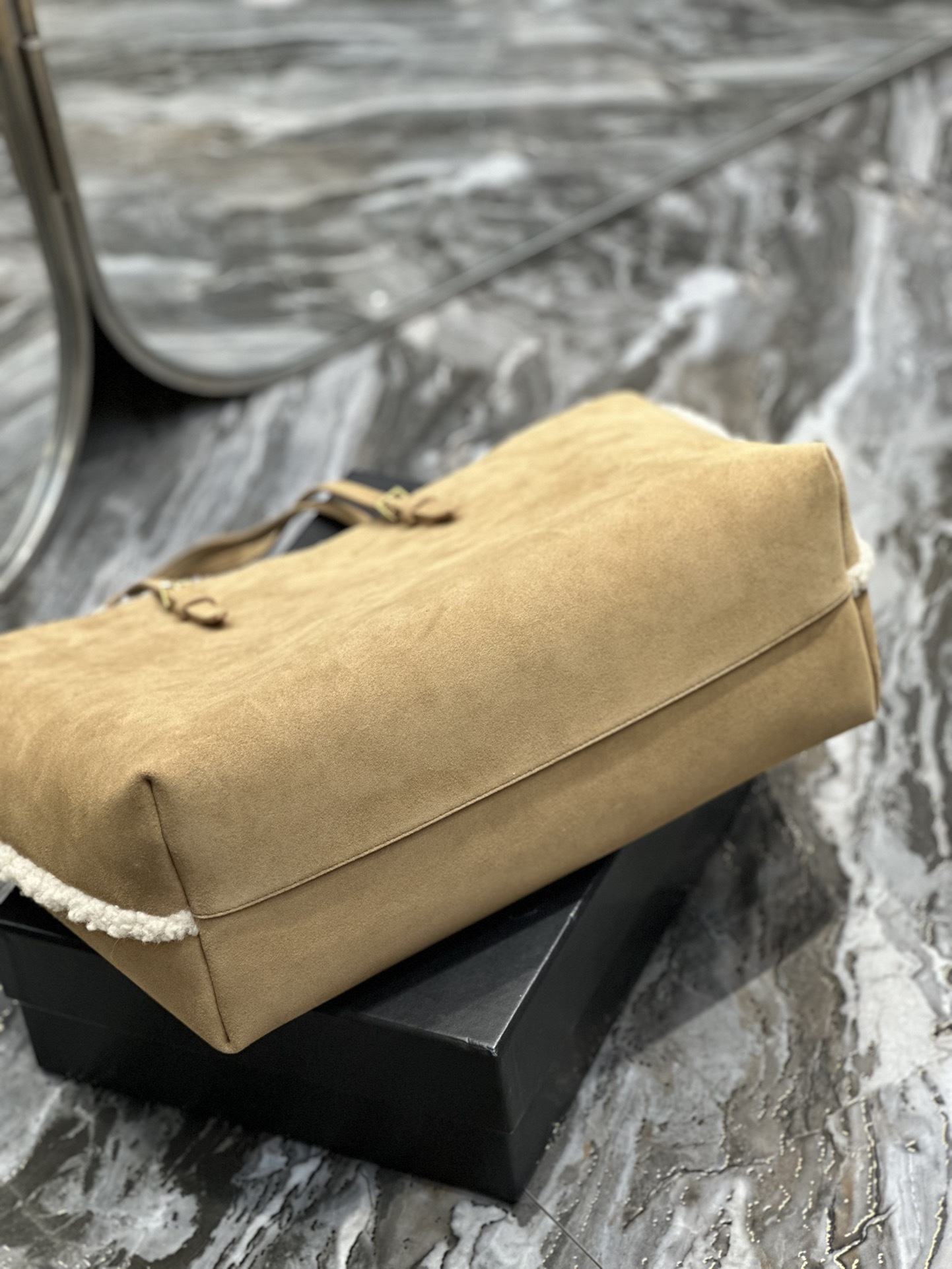ShoPPingtotebag_购物袋羊羔毛秋冬的感觉来la皮毛一体暖乎乎专柜限量推出精工细活的打造出这