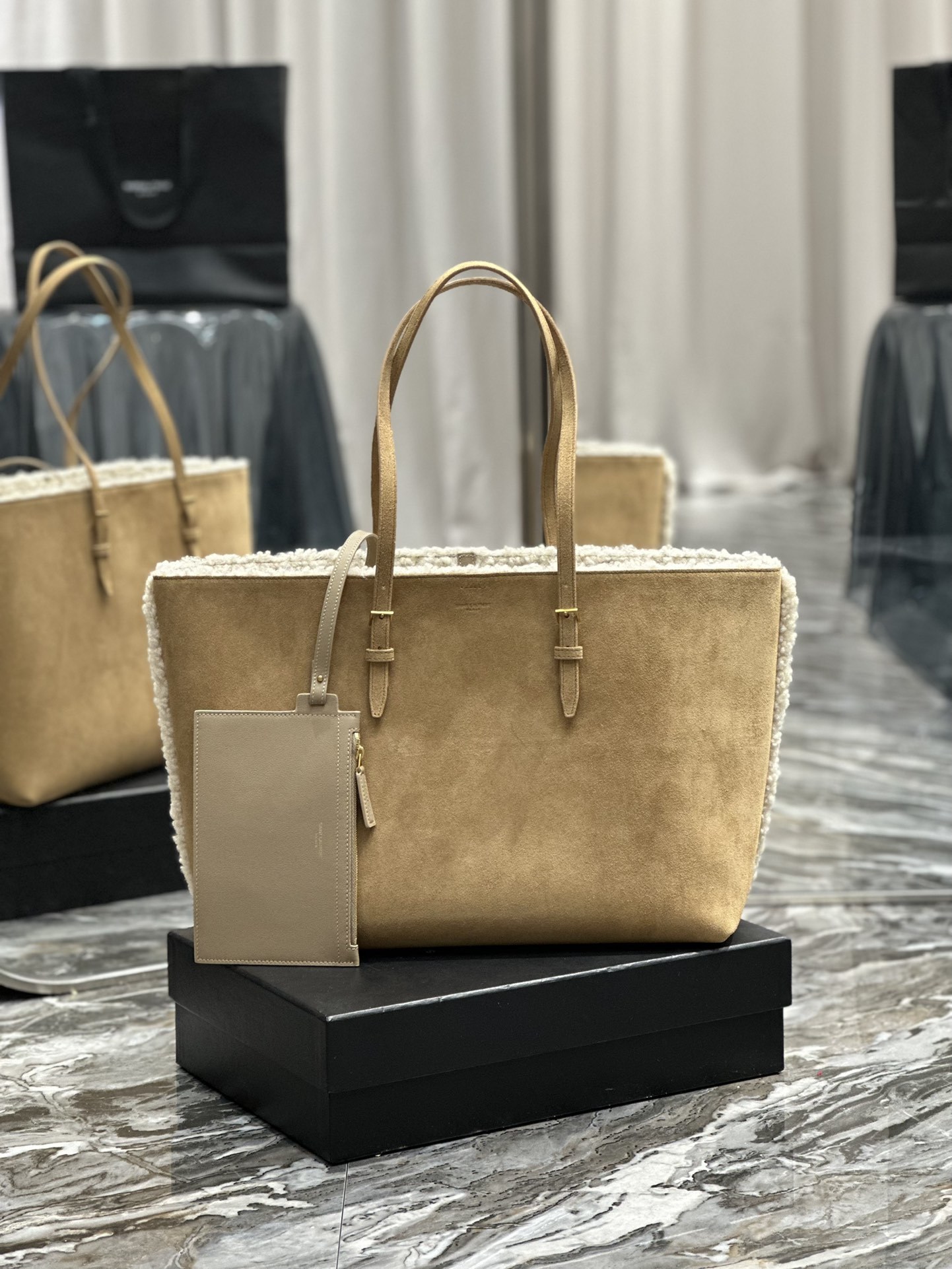 ShoPPingtotebag_购物袋羊羔毛秋冬的感觉来la皮毛一体暖乎乎专柜限量推出精工细活的打造出这