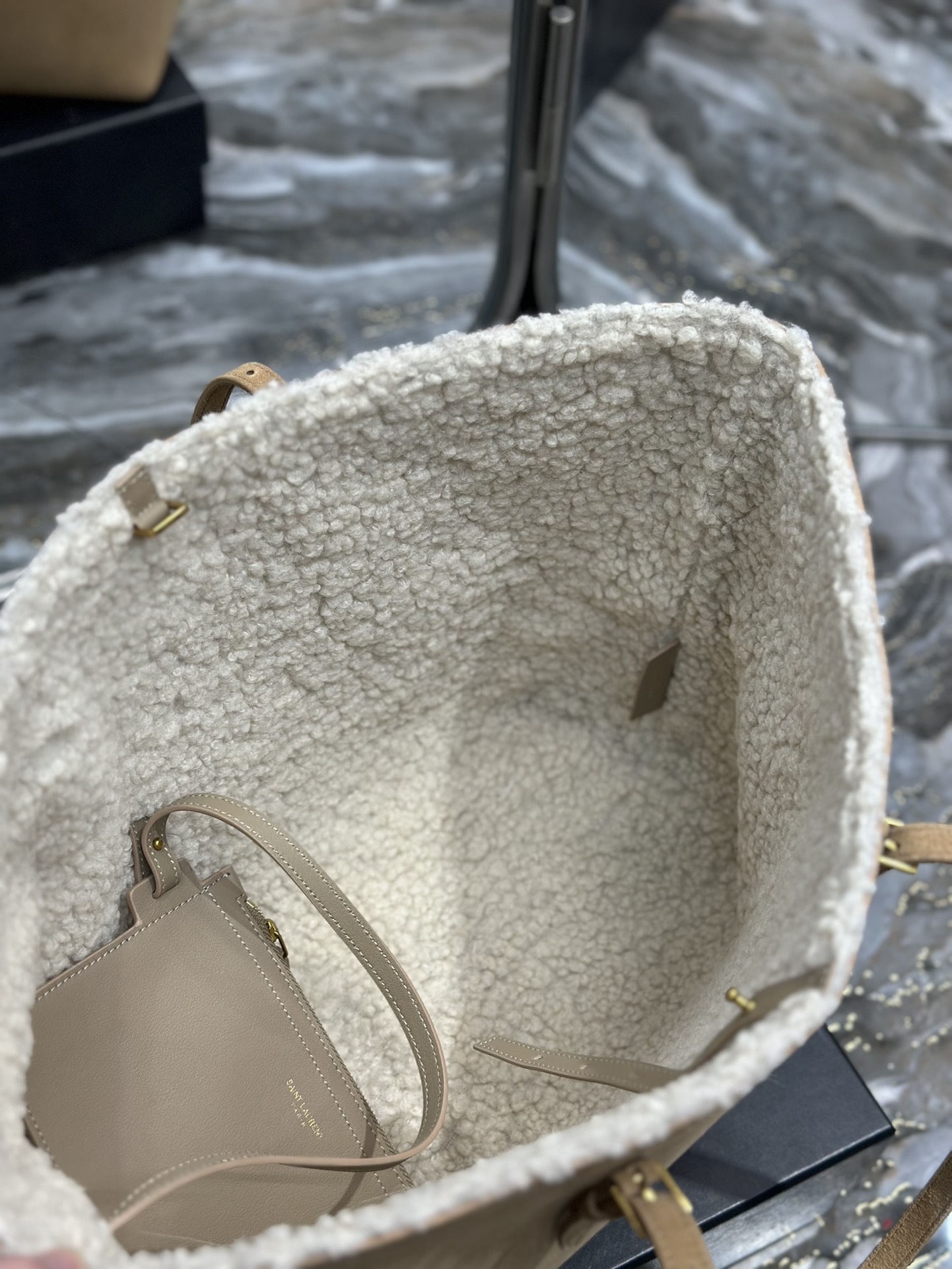 ShoPPingtotebag_购物袋羊羔毛秋冬的感觉来la皮毛一体暖乎乎专柜限量推出精工细活的打造出这
