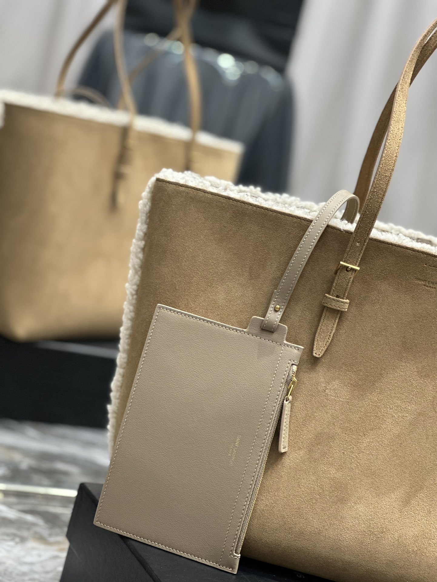 ShoPPingtotebag_购物袋羊羔毛秋冬的感觉来la皮毛一体暖乎乎专柜限量推出精工细活的打造出这