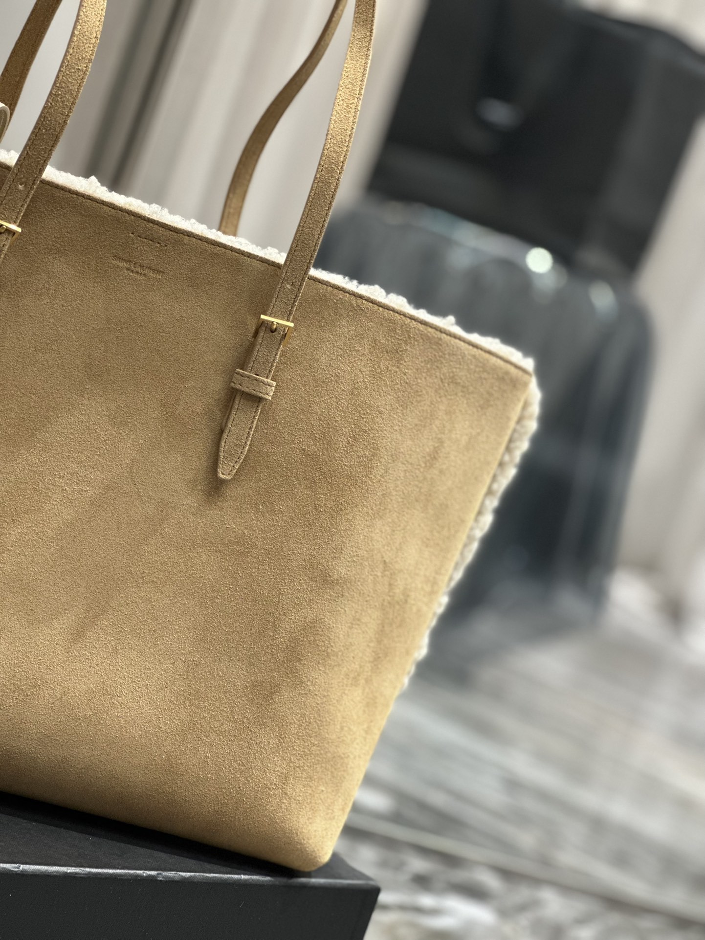 ShoPPingtotebag_购物袋羊羔毛秋冬的感觉来la皮毛一体暖乎乎专柜限量推出精工细活的打造出这