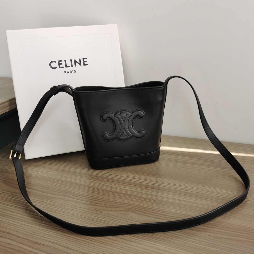 NO:340806,Genuine grade, new products in stock, CE has released a mini bucket. This mini is a mini version that follows the previous large relief bucket. The overall design is the same, but the size difference. This mini also has several fresher colors, including the New Year's limited color cherry blossom powder!  Cute and practical, and the weight is much lighter than that of a large size!  Cute and fashionable style, versatile, and the capacity is very sufficient for daily use. Model number 10L433g color. Size 19.5 X 16 X 7CM (with original packaging), Celine, celine19860909正品级 新品现货 CE新出迷你水桶,这款迷你是继之前大号的浮雕水桶出的迷你版,整体设计一样,只是尺寸大小的区别.这款迷你还出了几个比较清新的颜色,其中也包括新年限定色樱花粉！ 可爱又实用,自重也比大号轻很多！ 风格可爱时髦款,百搭 容量日常出门使用很足够 款号10L433克色 尺寸19.5 X 16 X 7CM（配原版包装）,赛琳,celine,Bag