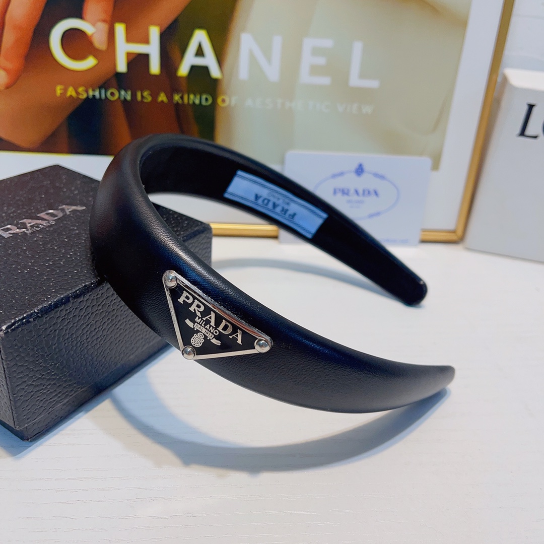 NO:276051,Prada Prada hairband, sheepskin triangle brand logo hot hairband, versatile temperament, must-have item for a fairy, full of celebrity style, treasure style, recommended style for closed eyes (single hairpins, hairpins, prada, prada, sheepskin, hairpins19860909Prada普拉达 Prada发箍 羊皮三角牌logo火爆发箍 气质百搭小仙女必入单品 名媛风十足～宝藏款 闭眼入推荐款（单个发夹,发夹,prada,prada,sheepskin,hairpins,accessory