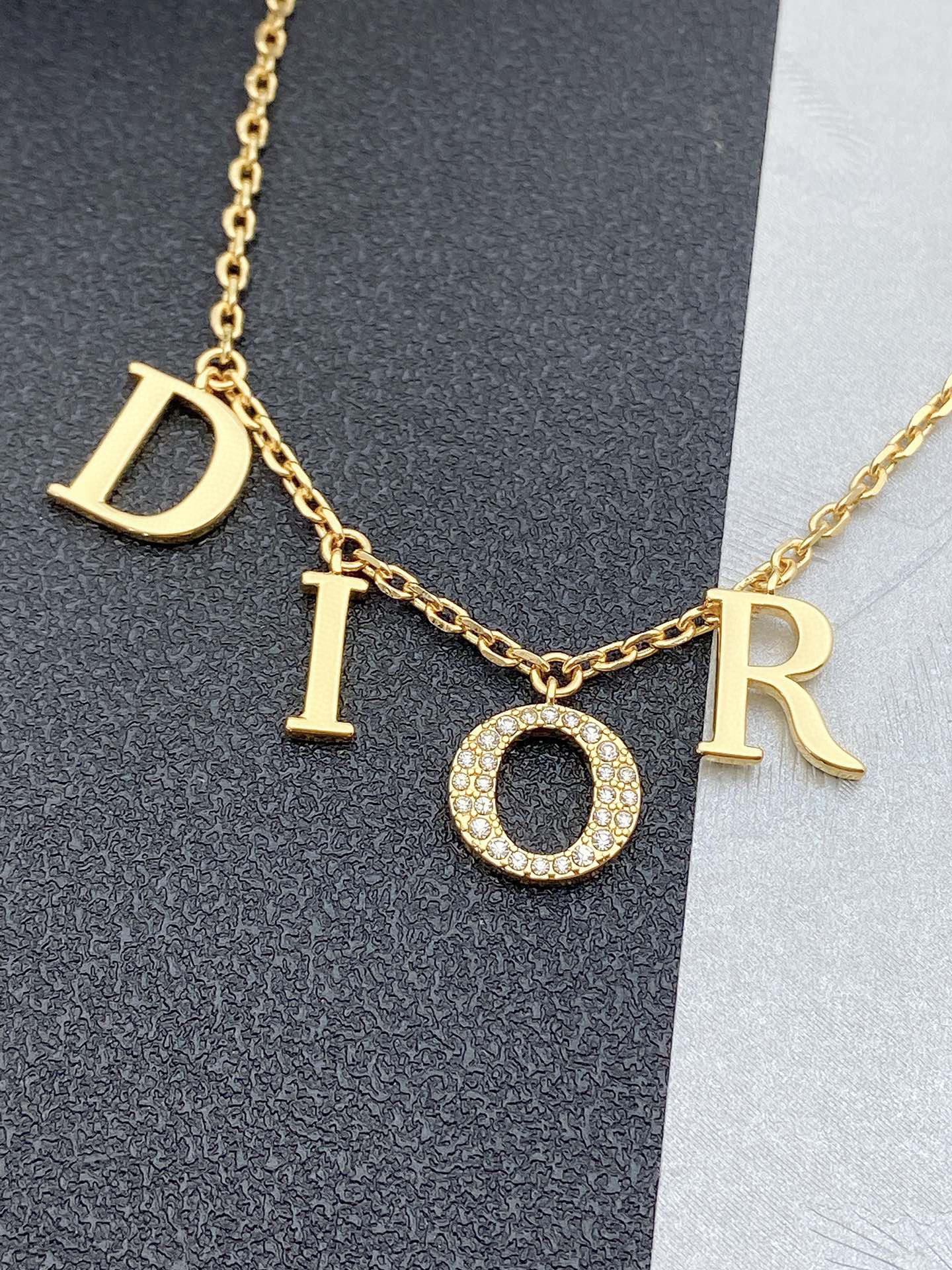 Dior新款字母项链一致黄铜材质