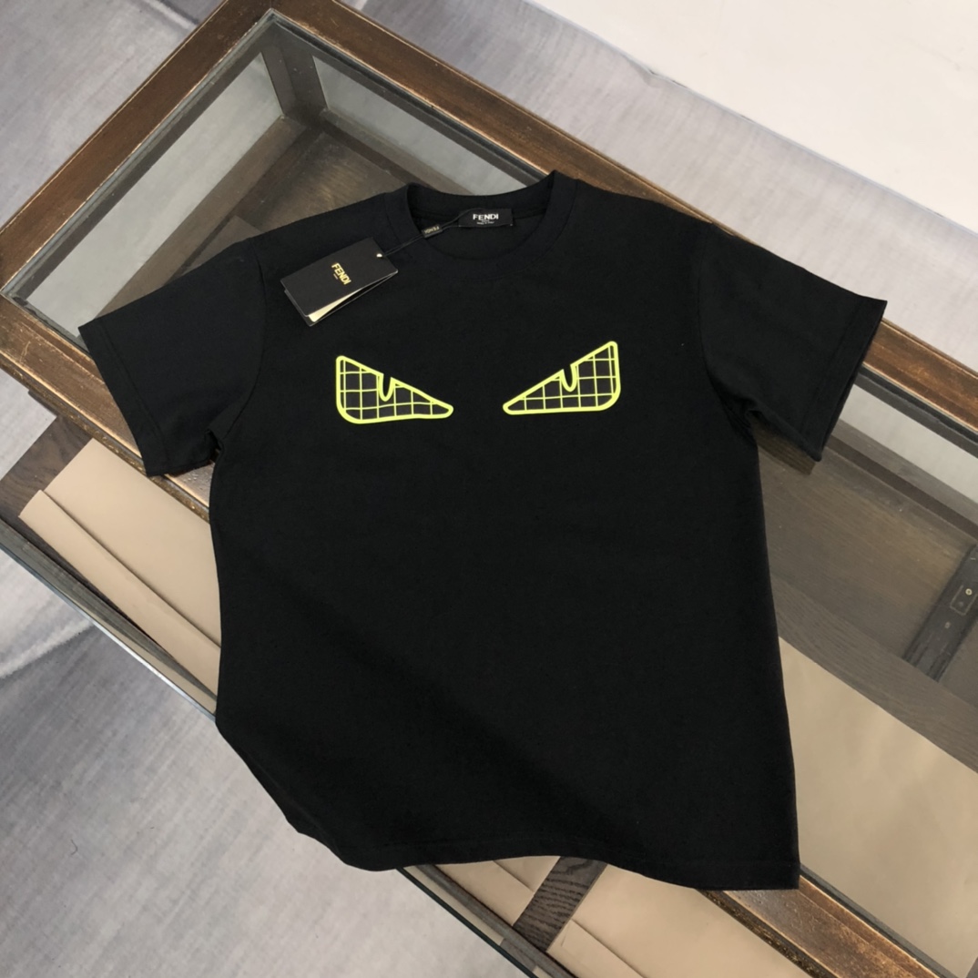 🔥FENDI 芬迪 新款上市 专柜系列纯棉T恤！全新设计灵感，极具时尚代表性！精致logo设计！手感舒适透气！绝非一般的YY之作！极为时尚耐看有腔调，上身效果高端大气，极致有型的百搭款！ 颜色：黑色 白色 尺码：M-…