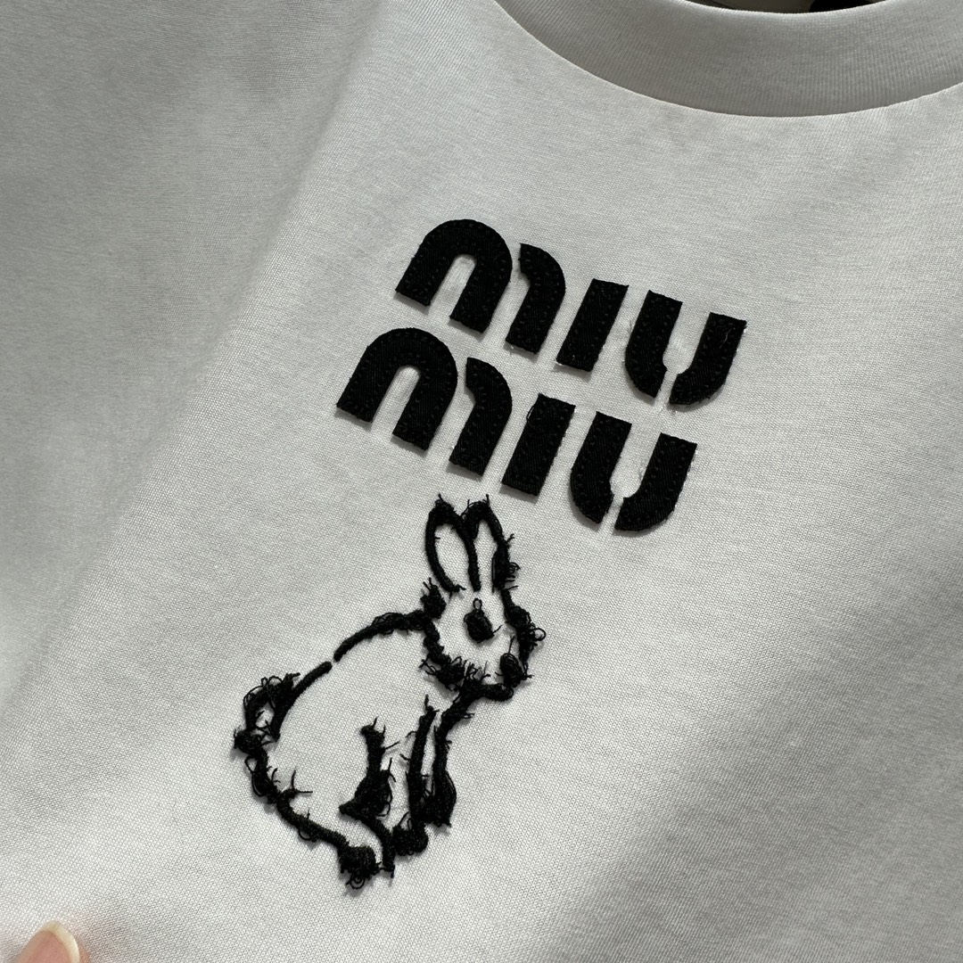 2023M i*miu 23早春兔年限定新品！超级精致的刺绣小兔纸🐰短袖T恤