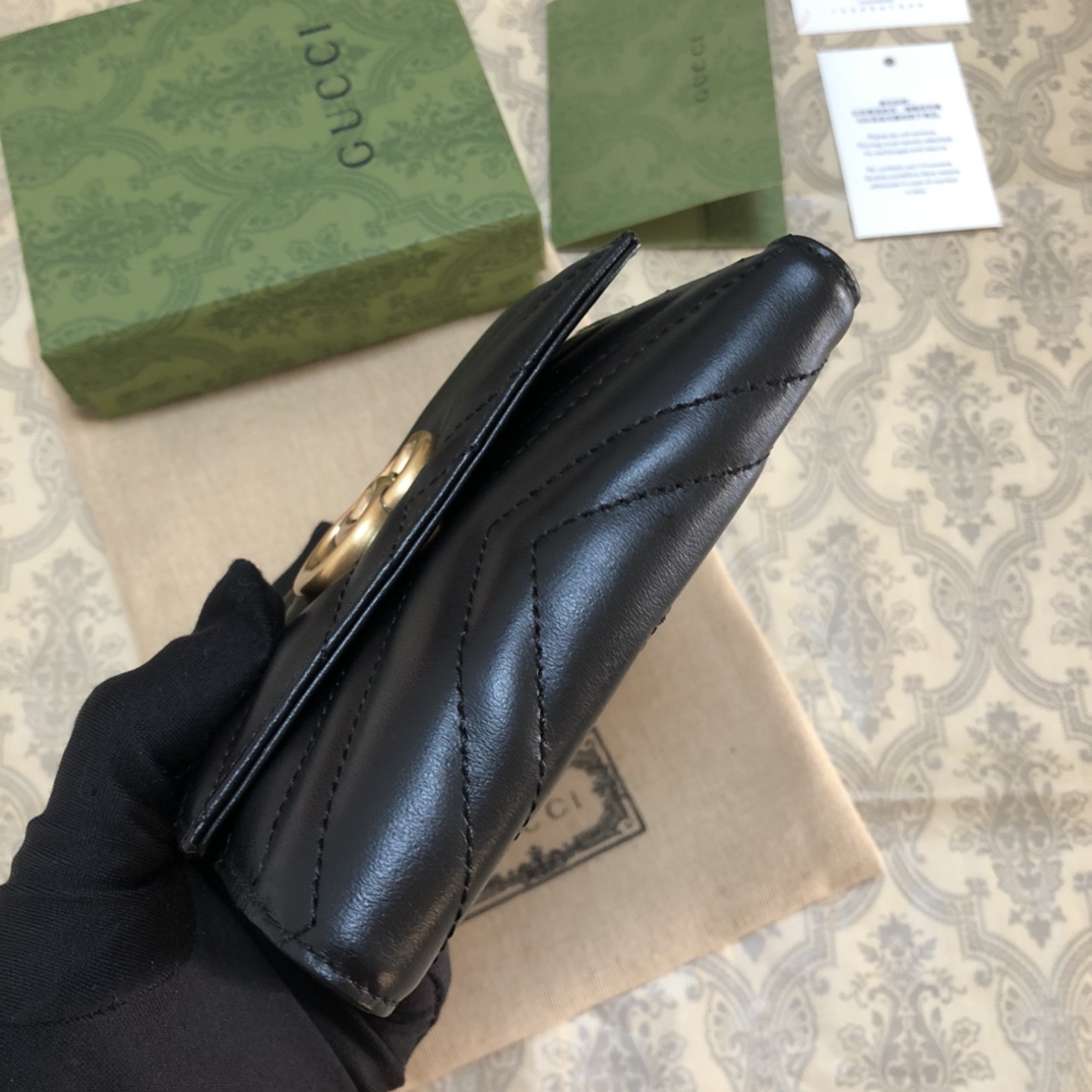 颇具自然优雅与爱的花园结构设计 配有标志性双G五金 背面配以双G绣花 采用绗缝进口原厂皮 结构化柔软造型