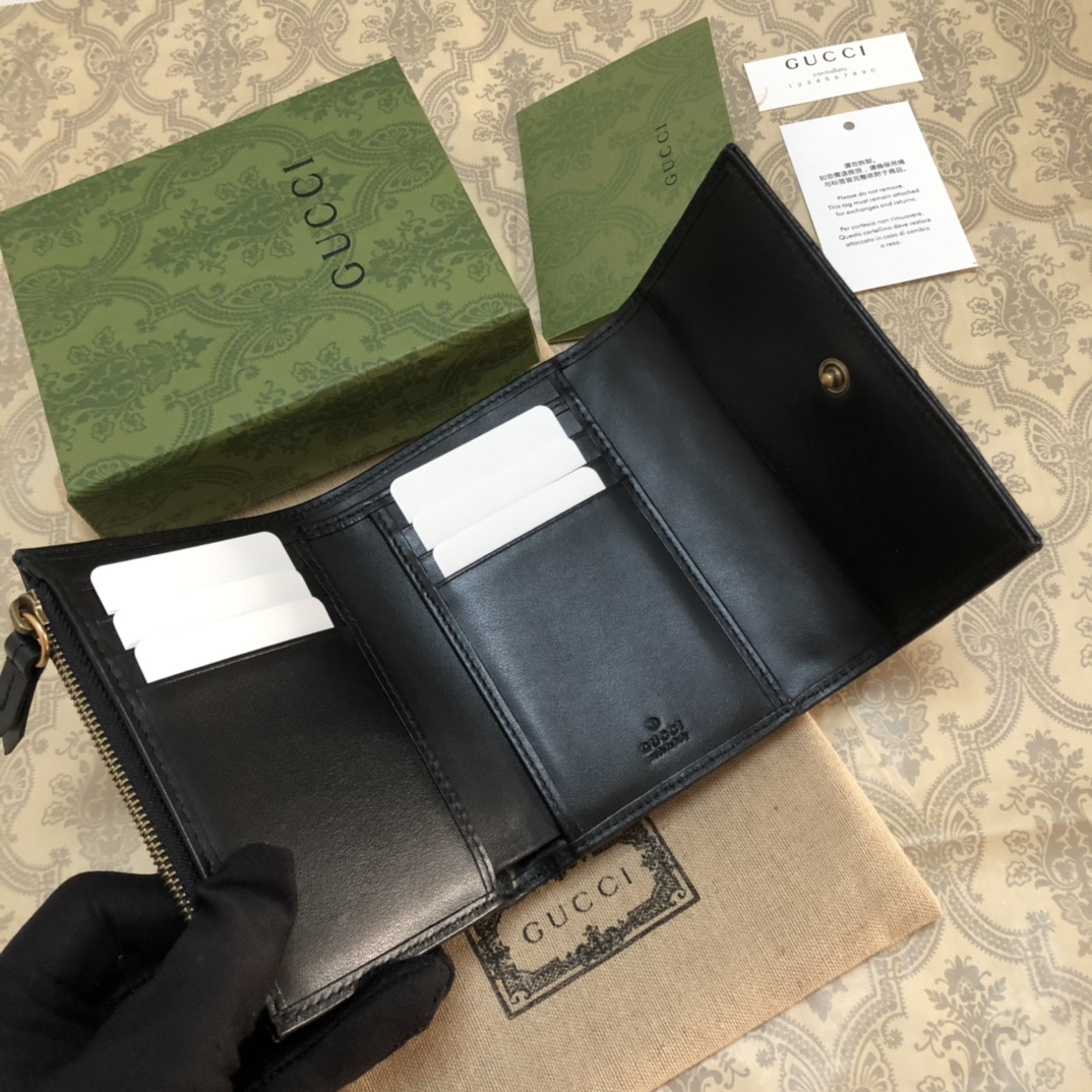 颇具自然优雅与爱的花园结构设计 配有标志性双G五金 背面配以双G绣花 采用绗缝进口原厂皮 结构化柔软造型