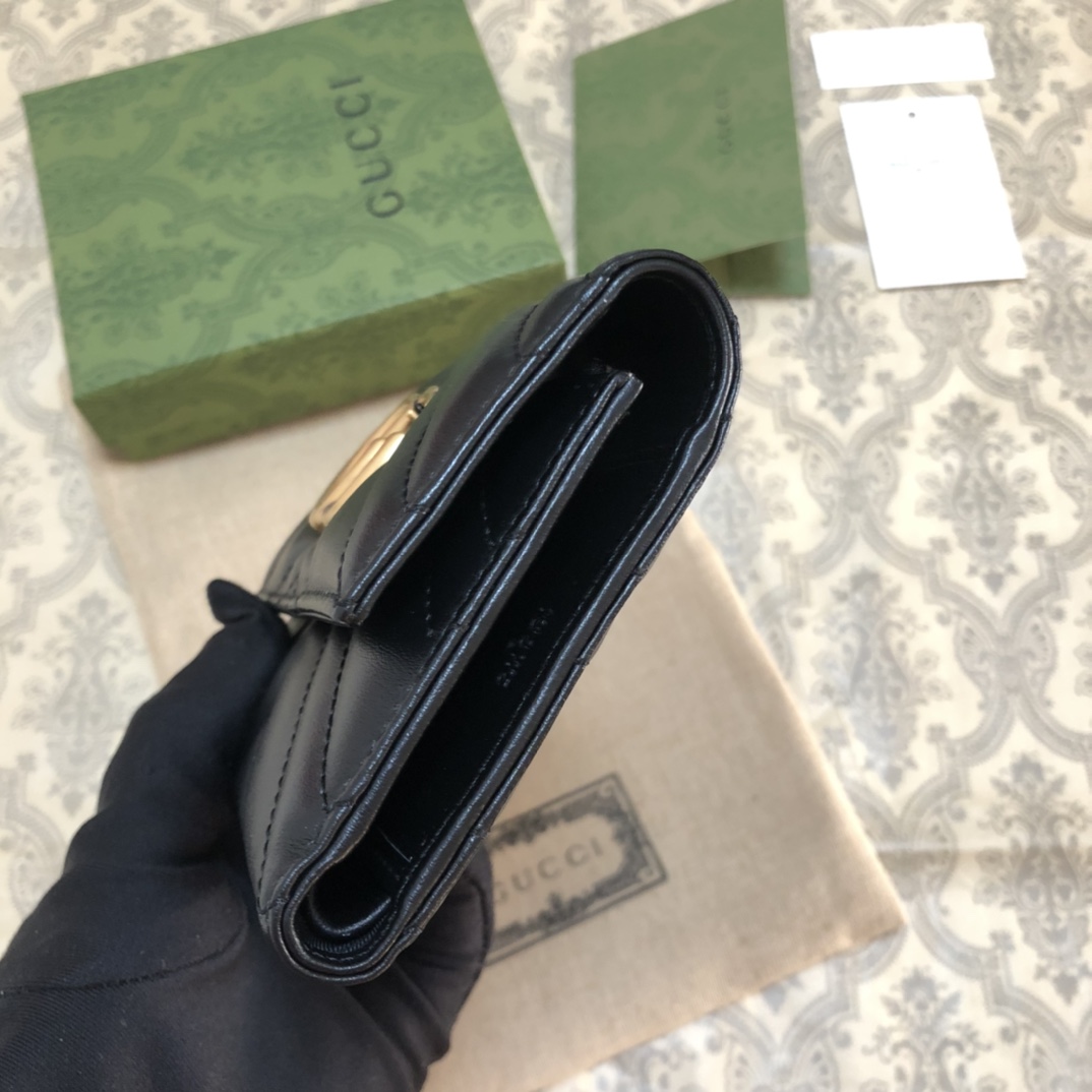 颇具自然优雅与爱的花园结构设计 配有标志性双G五金 背面配以双G绣花 采用绗缝进口原厂皮 结构化柔软造型