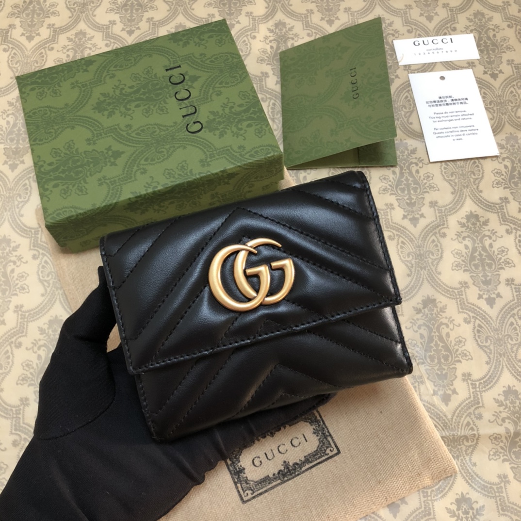 颇具自然优雅与爱的花园结构设计 配有标志性双G五金 背面配以双G绣花 采用绗缝进口原厂皮 结构化柔软造型