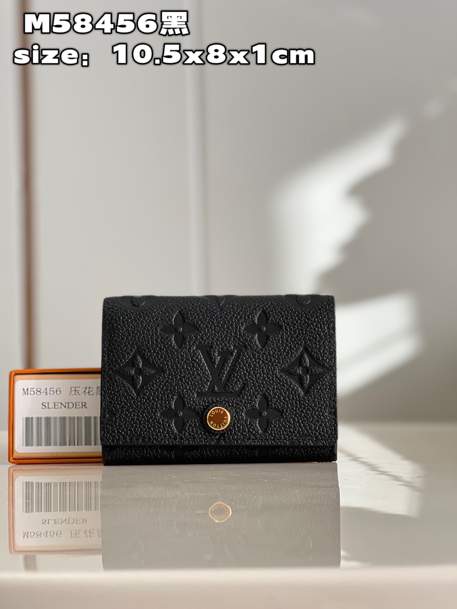 NO:399631,【Exclusive real photo M58456 black】This business card holder is made of Monogram Empreinte leather, imprinted with iconic Monogram pattern, slim and compact. The flip is decorated with Louis Vuitton inscription snaps, with an organ compartment and card mezzanine. It is exquisite and fashionable, and it is a good choice for gifts. Dimensions 10.5 x 8 x 1 cm (length x height x width) V.,LV [original leather],louis vuitton,louis vuitton19860909【独家实拍 M58456黑】本款名片夹取材 Monogram Empreinte 皮革,压印标志性 Monogram 图案,纤薄小巧.翻盖饰有路易威登铭纹按扣,下设风琴隔层和卡片夹层.精致时尚,成就赠礼佳选.尺寸10.5 x 8 x 1 厘米 (长度 x 高 x 宽) V.,LV【原厂皮】,louis vuitton,louis vuitton,Bag