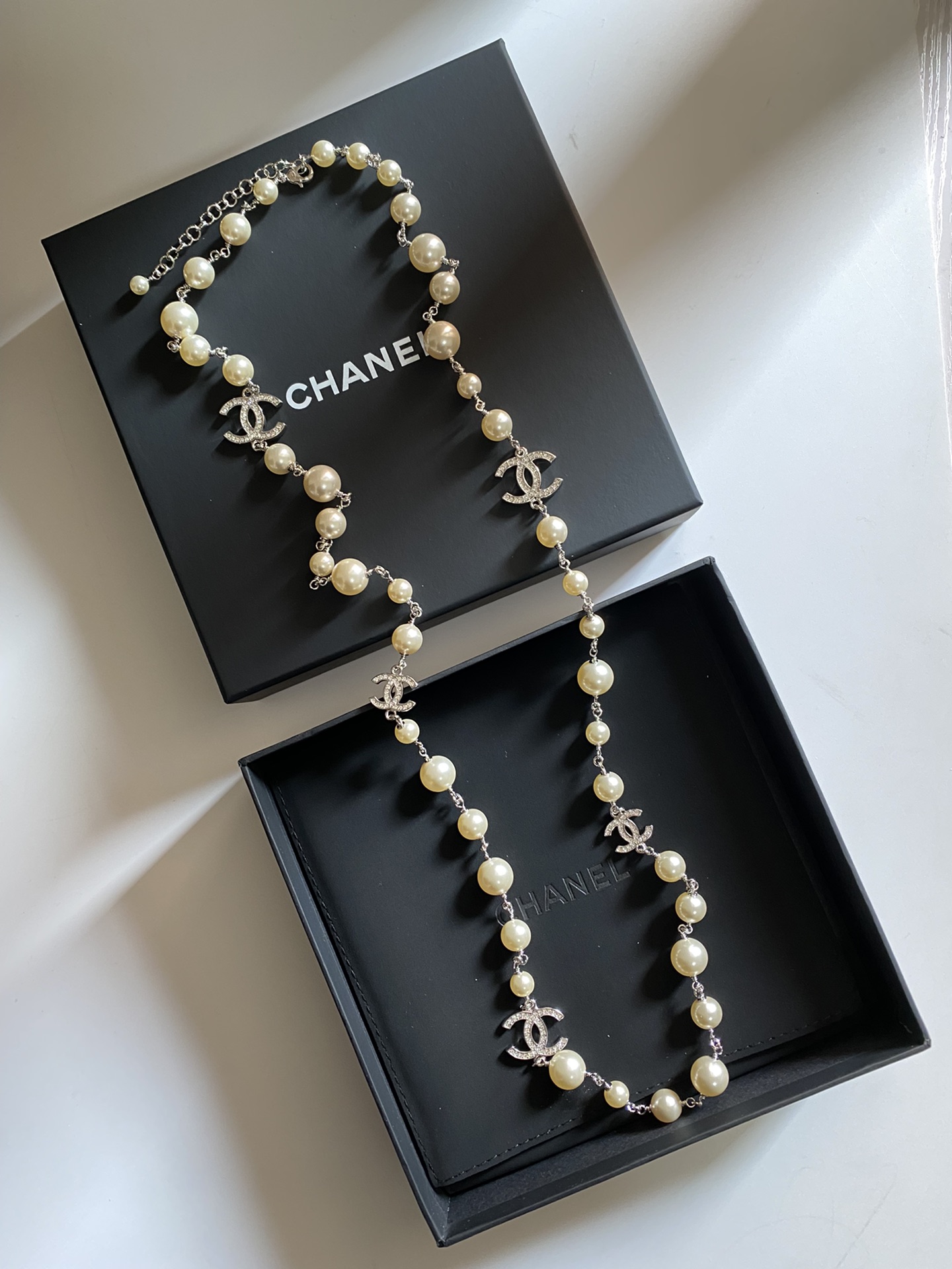 NO:703076,88350, CH Classic 5C large and small pearl necklace ZP Xiangjia classic 5C double-sided diamond silver, pearl sweater chain, this is definitely a must-have long chain for beginners, the recommendation index is 5 stars, this double C polishing is really perfect, impeccable [wit][wit] Feel it with your heart!  A must-have for everyone, this timeless sweater long chain style!  ,,chanel,sweaters,necklace,Cardia high-end jewelry1986090988350,CH 经典 5C 大小珍珠 项链 ZP 香家经典5C双面带钻银色,珍珠毛衣链,这款绝对是长链入门必备款,推荐指数5星,这个双C抛光实在是太完美,无懈可击[机智][机智]用心感受！每人必入,永不过时的毛衣长链款！,,chanel,sweaters,necklace,卡迪亚高端饰品,Jewelry