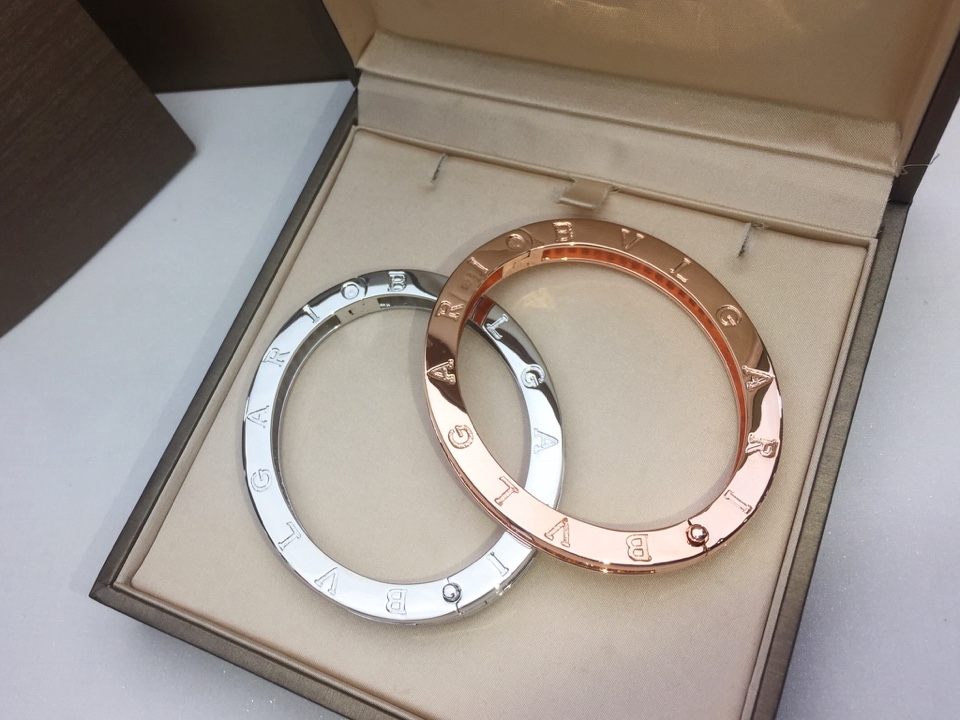 ️️宝格丽单排一圈钻手镯升级原版扣头再也不怕扣头松动高端定制亚金电镀18k厚金大牌范儿十足！B.zero