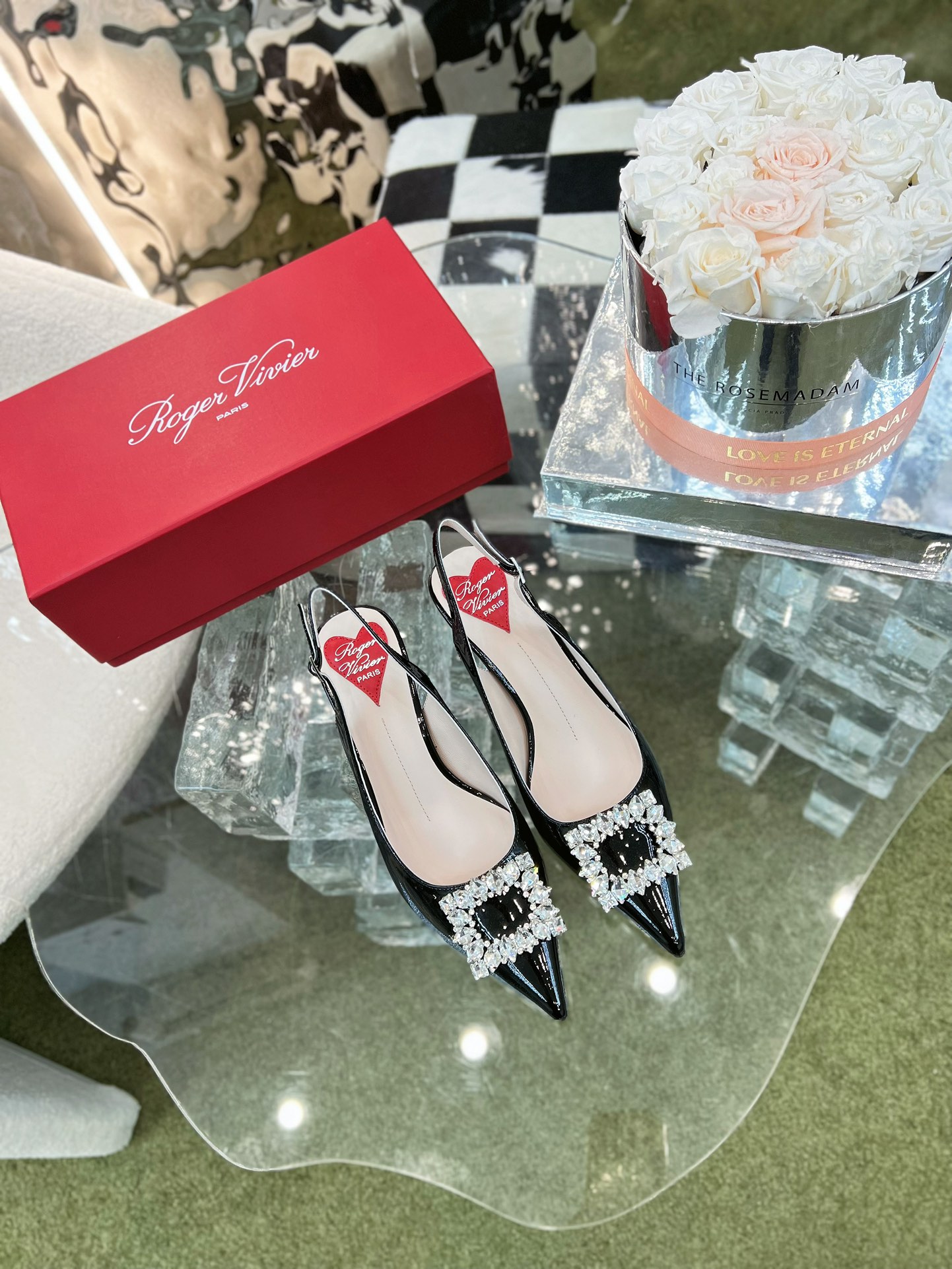 NO:616750,' | 2025 counter new luxury new Swan Secret Sugar Cube Rhinestone Cat Heel Series. Original custom-made silk/calf patent leather upper. Specific soft sheepskin lining for the feet. Original original mold-customized Italian genuine leather outsole with original mold-customized Swarovski diamond heel. Shoe size: 35-39 (custom-made 34 and 40 are non-returnable). Original counter full set of luxury packaging, sandals, sandals, sheepskin, real silk, Leather  soles19860909' | 2025  专柜新款天鹅秘境方糖水钻猫跟系列奢华上新 鞋面原版定制真丝面/小牛漆皮  内里特定柔软羊皮里垫脚 大底原版开模定制意大利真皮大底配原版开模定制施华洛钻跟 鞋码:35-39（34、40定做不退换） 原版专柜全套豪华包装,凉鞋,sandals,sheepskin,real silk,Leather soles,Women's Shoes