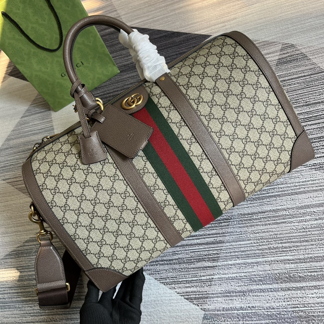配专柜绿色礼品袋️这款旅行包采用品牌全新几季力推的双G字母交织图案Pvc制作红蓝织带搭配时尚的保龄球包造