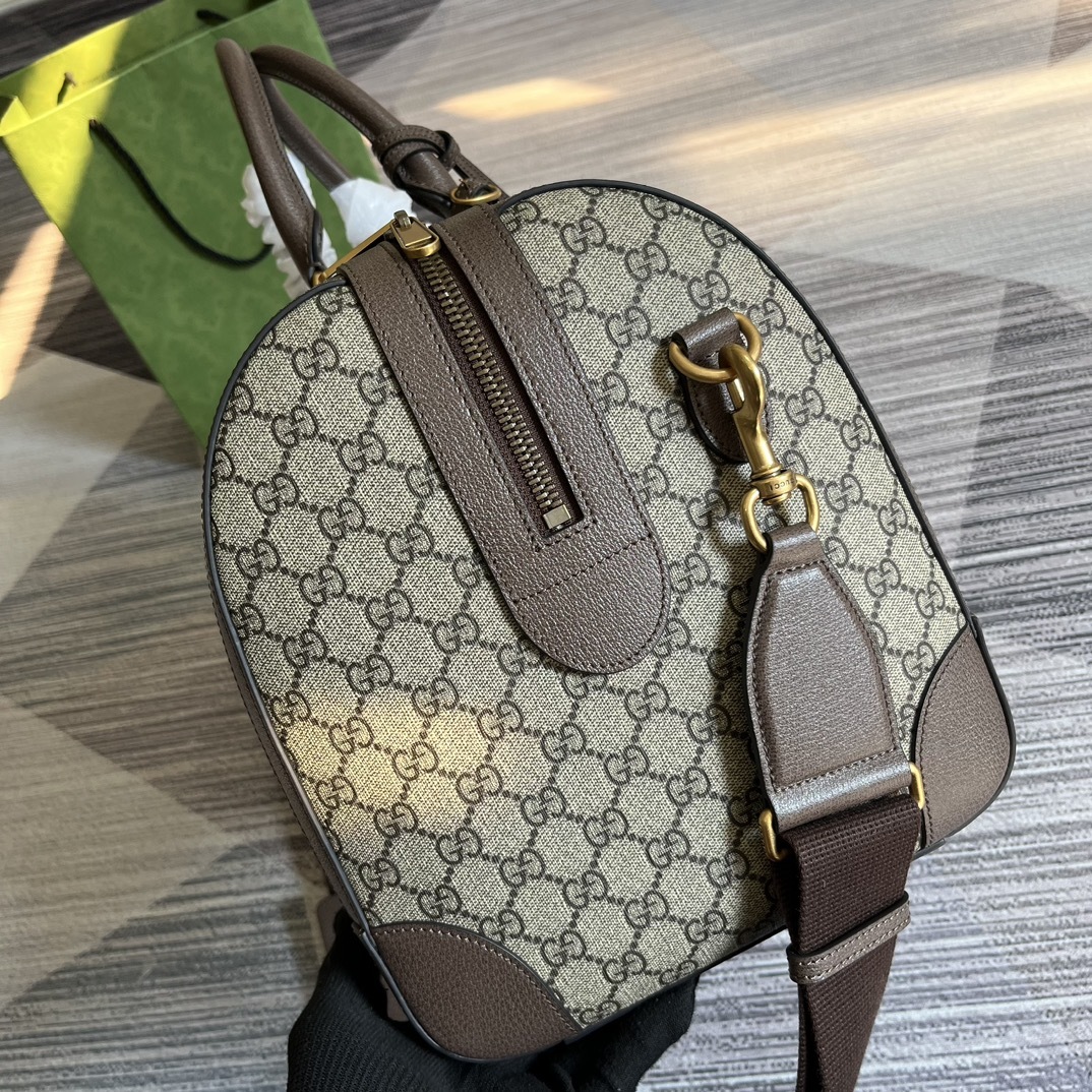 配专柜绿色礼品袋️这款旅行包采用品牌全新几季力推的双G字母交织图案Pvc制作红蓝织带搭配时尚的保龄球包造