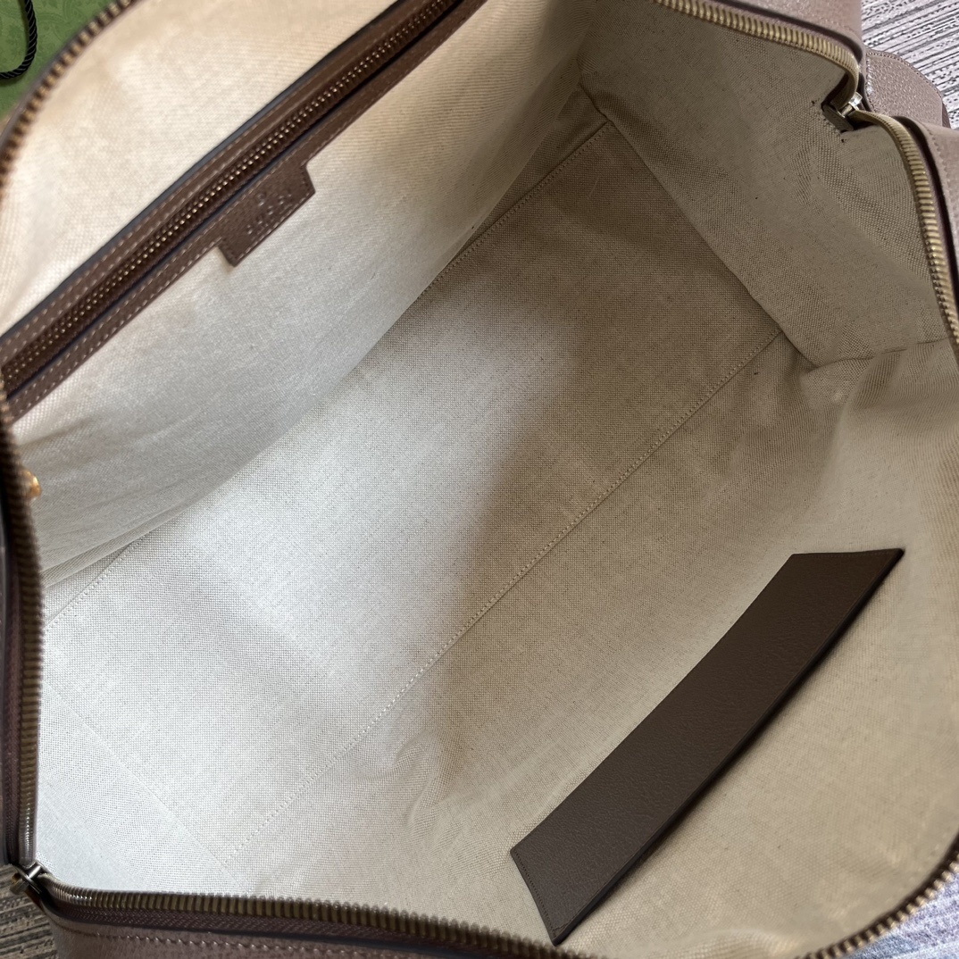 配专柜绿色礼品袋️这款旅行包采用品牌全新几季力推的双G字母交织图案Pvc制作红蓝织带搭配时尚的保龄球包造