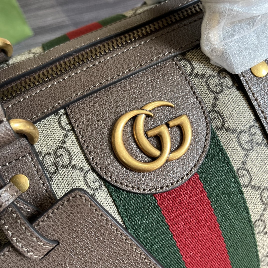 配专柜绿色礼品袋️这款旅行包采用品牌全新几季力推的双G字母交织图案Pvc制作红蓝织带搭配时尚的保龄球包造