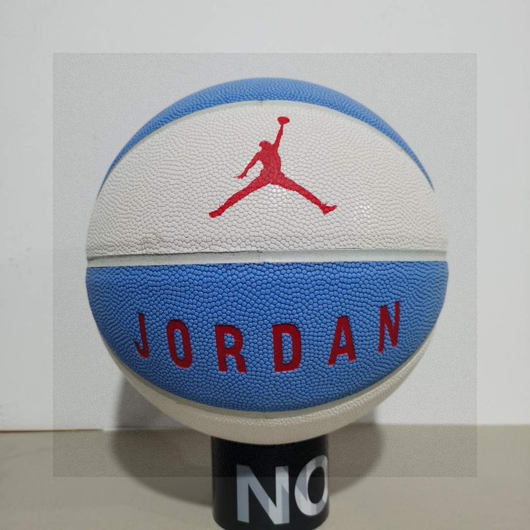 💰85
乔丹JORDAN街头7号球室内外水泥地比赛篮球 
材质: 耐磨吸湿 
产地:泰国 
供应商：亚马逊渠道货
 适合:室内户外水泥地专业比赛球
 —————————
🔥🔥注意事项🔥🔥: 
充气前请充分湿润球针，用肥皂水为佳，防止气门受损，造成气门漏气。