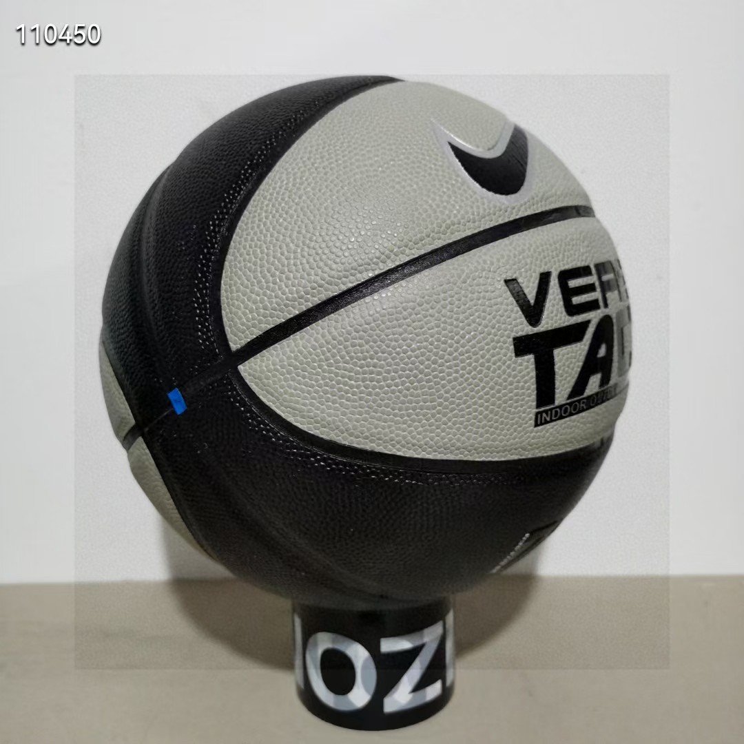 💰80
Nike/耐克篮球 经典系列花色球 
配色:黑灰【pu软皮】
场地:室内外木地板，水泥地板。
一一一一一一一一一一一一
🔥🔥注意事项🔥🔥: 
充气前请充分湿润球针，用水为佳，防止气门受损，造成气门漏气。