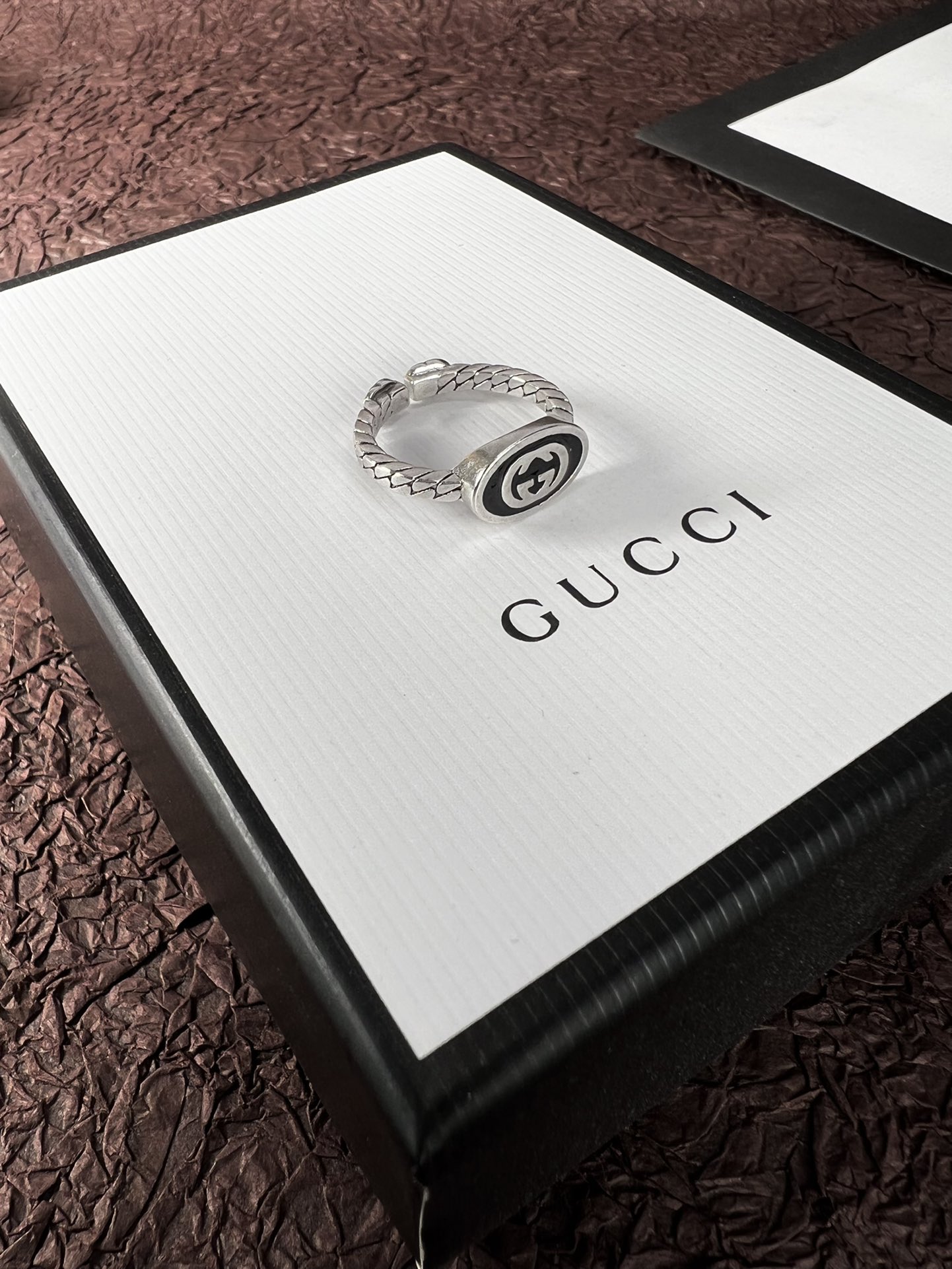 Gucci黑珐琅戒指设计简单但是细节