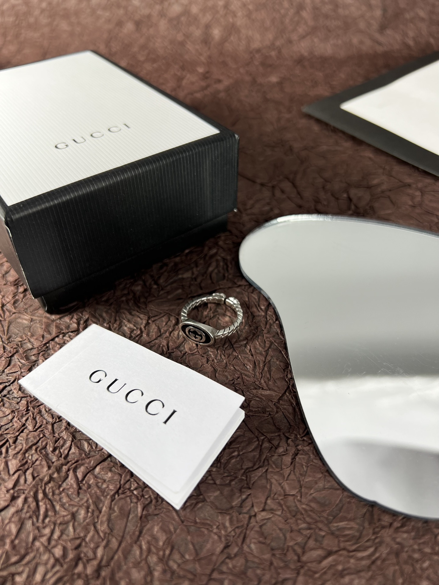 Gucci黑珐琅戒指设计简单但是细节