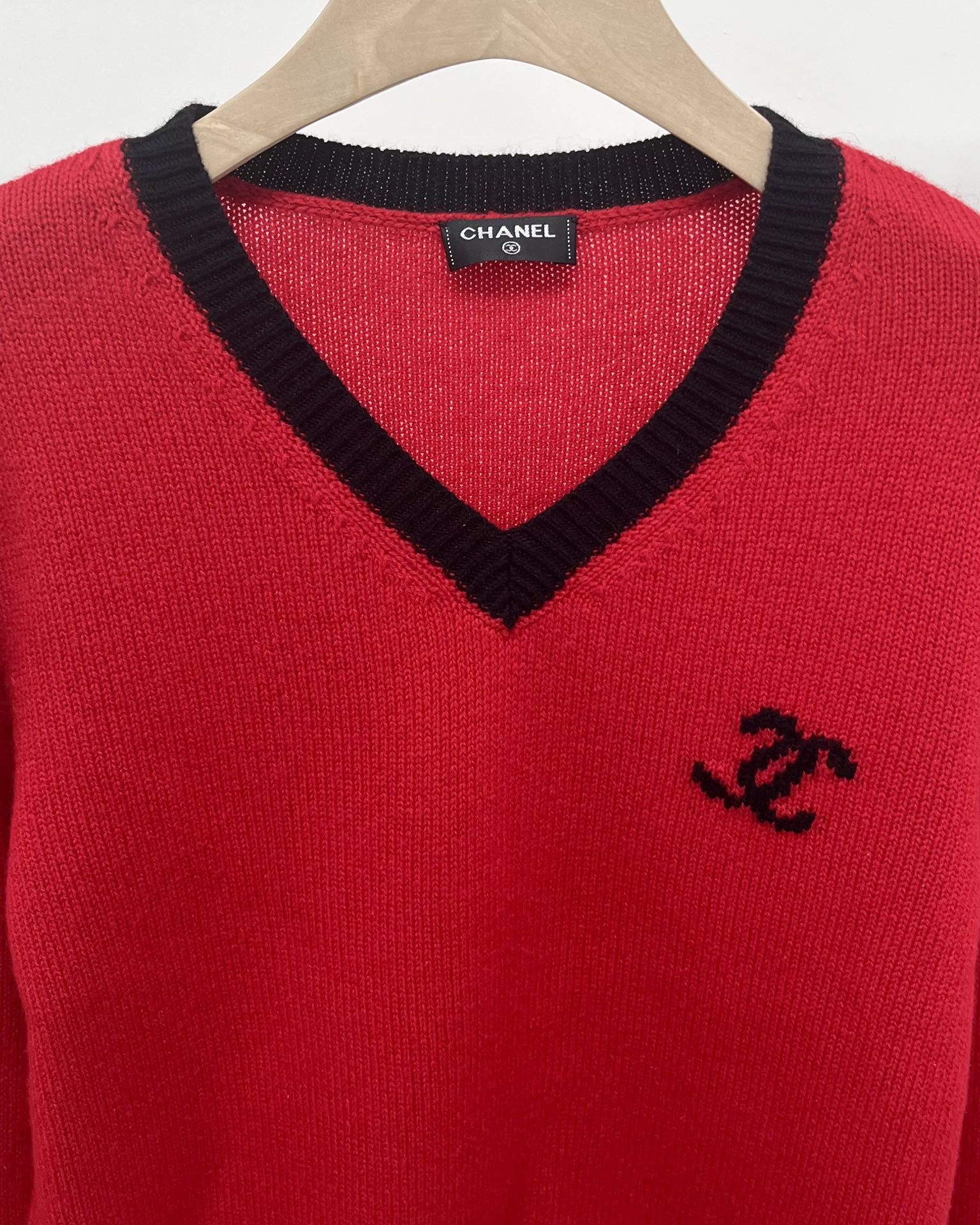 2023Chanel 2023新年毛衣限定红色节日氛围感双C中古红黑撞色V领羊绒毛衣
