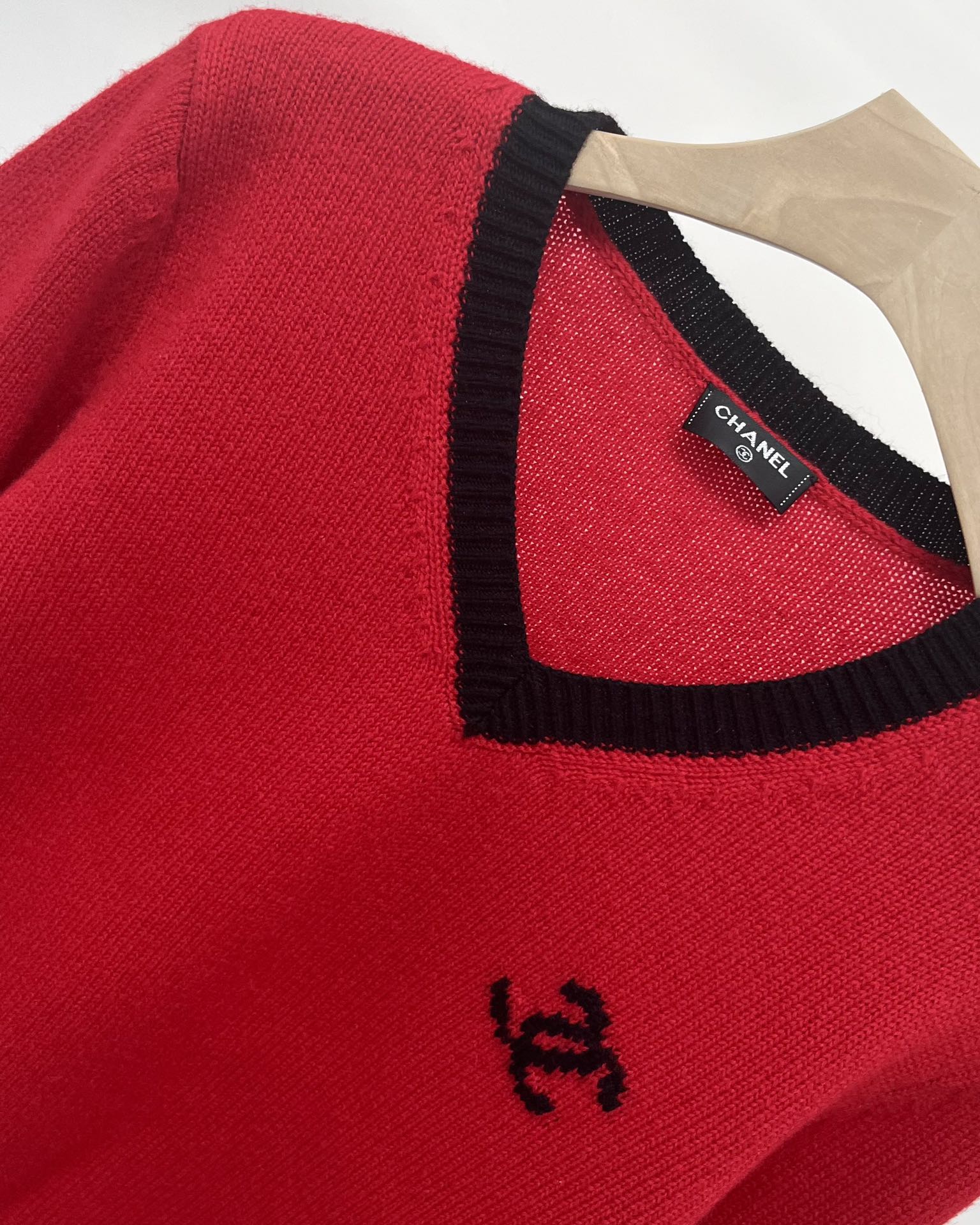 2023Chanel 2023新年毛衣限定红色节日氛围感双C中古红黑撞色V领羊绒毛衣