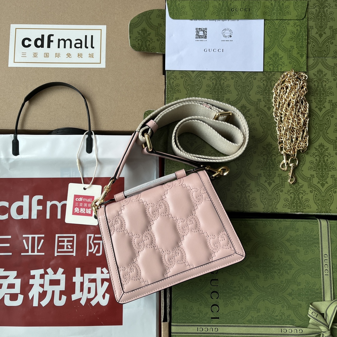 p660。📣📣📣【原厂皮配🌈(Cdfmall三亚免税店手提袋】🔥🔥 GG Matelassé皮革小号手提包,GG Matelassé皮革在每一季都通过别致的设计风格呈现在品牌创作总监的前沿设计中。质感柔软的标志性材质结合富有纹理感的几何图案,为手袋系列焕新打造时尚力作。整体设计以现代手法演绎90年代标识风尚,为这款黑色皮革手提包增添迷人魅力。黑色GG Matelassé皮革,金色调配件双G,另配有帆布肩带,提手高2.5厘米,金属链背带搭扣。
型号:724499。
尺寸:18(宽)x 13(高)x 6.5cm(深)
颜色:粉色/压花G全皮。