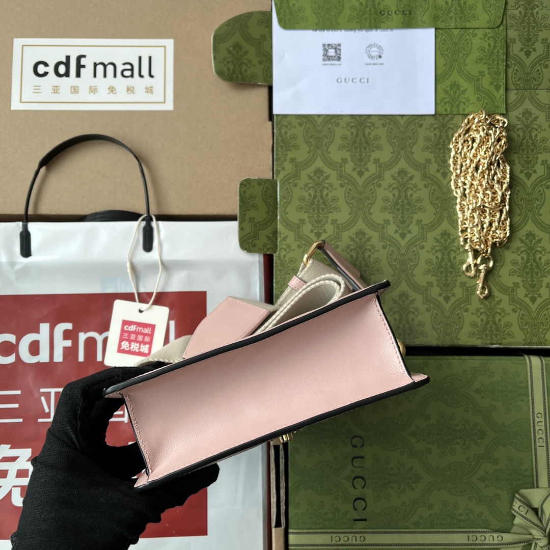 p660。📣📣📣【原厂皮配🌈(Cdfmall三亚免税店手提袋】🔥🔥 GG Matelassé皮革小号手提包,GG Matelassé皮革在每一季都通过别致的设计风格呈现在品牌创作总监的前沿设计中。质感柔软的标志性材质结合富有纹理感的几何图案,为手袋系列焕新打造时尚力作。整体设计以现代手法演绎90年代标识风尚,为这款黑色皮革手提包增添迷人魅力。黑色GG Matelassé皮革,金色调配件双G,另配有帆布肩带,提手高2.5厘米,金属链背带搭扣。
型号:724499。
尺寸:18(宽)x 13(高)x 6.5cm(深)
颜色:粉色/压花G全皮。
